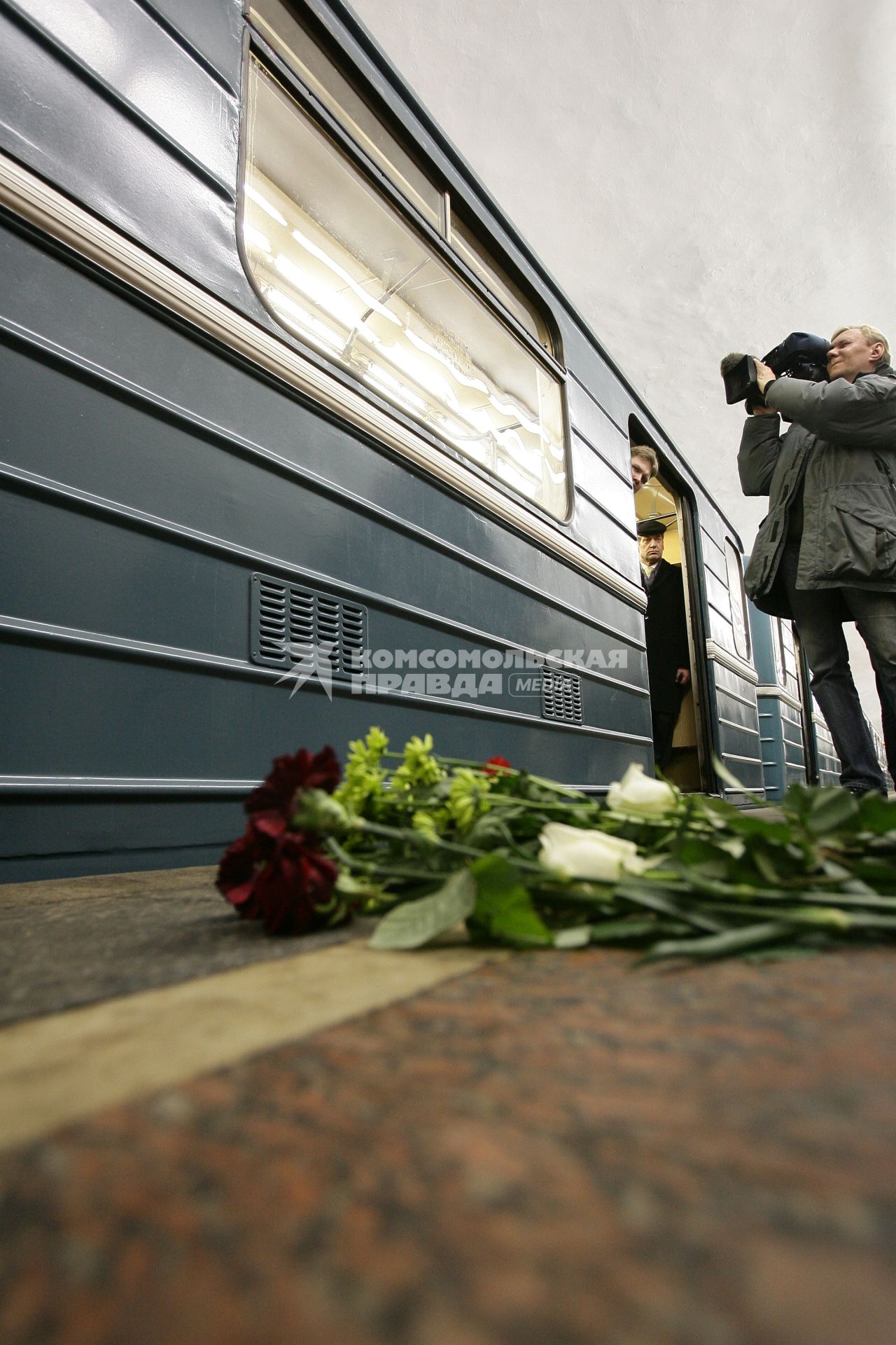 Возложение цветов к месту гибели пассажиров, погибших в результате террористического взрыва на станции метро `Лубянка` 29 марта 2010 года.