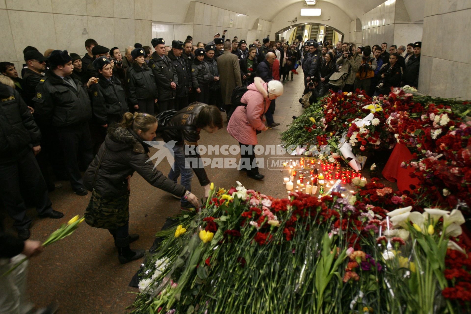 Возложение цветов к месту гибели пассажиров, погибших в результате террористического взрыва на станции метро `Лубянка` 29 марта 2010 года.