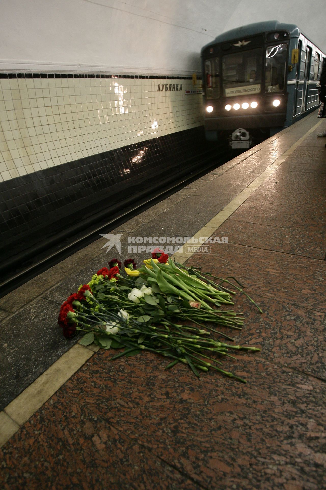 Возложение цветов к месту гибели пассажиров, погибших в результате террористического взрыва на станции метро `Лубянка` 29 марта 2010 года.