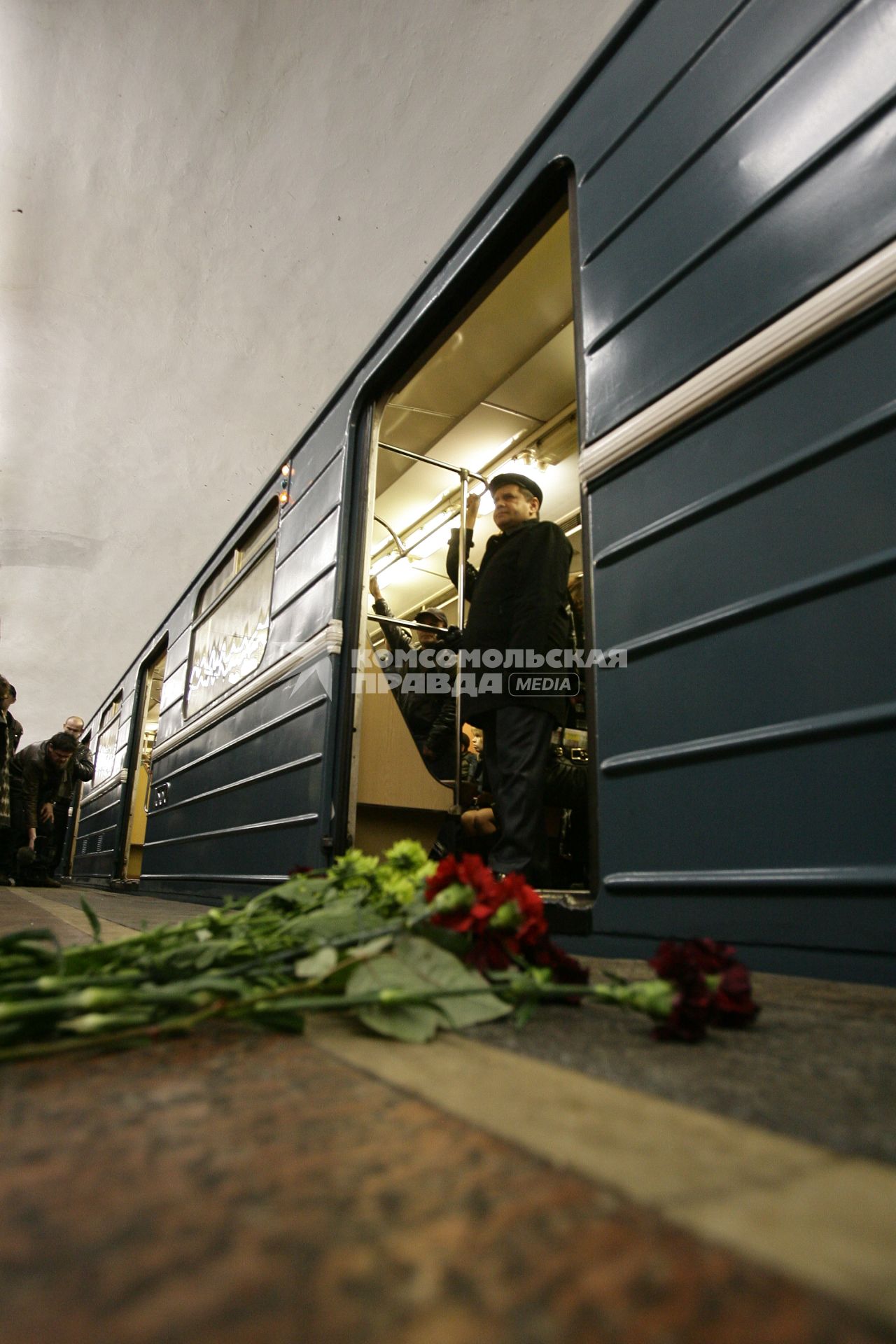 Возложение цветов к месту гибели пассажиров, погибших в результате террористического взрыва на станции метро `Лубянка` 29 марта 2010 года.