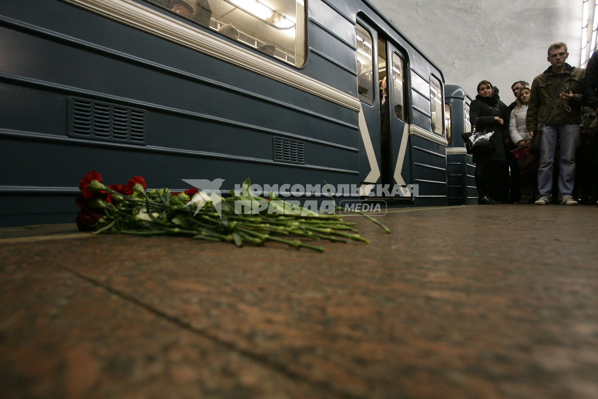 Возложение цветов к месту гибели пассажиров, погибших в результате террористического взрыва на станции метро `Лубянка` 29 марта 2010 года.