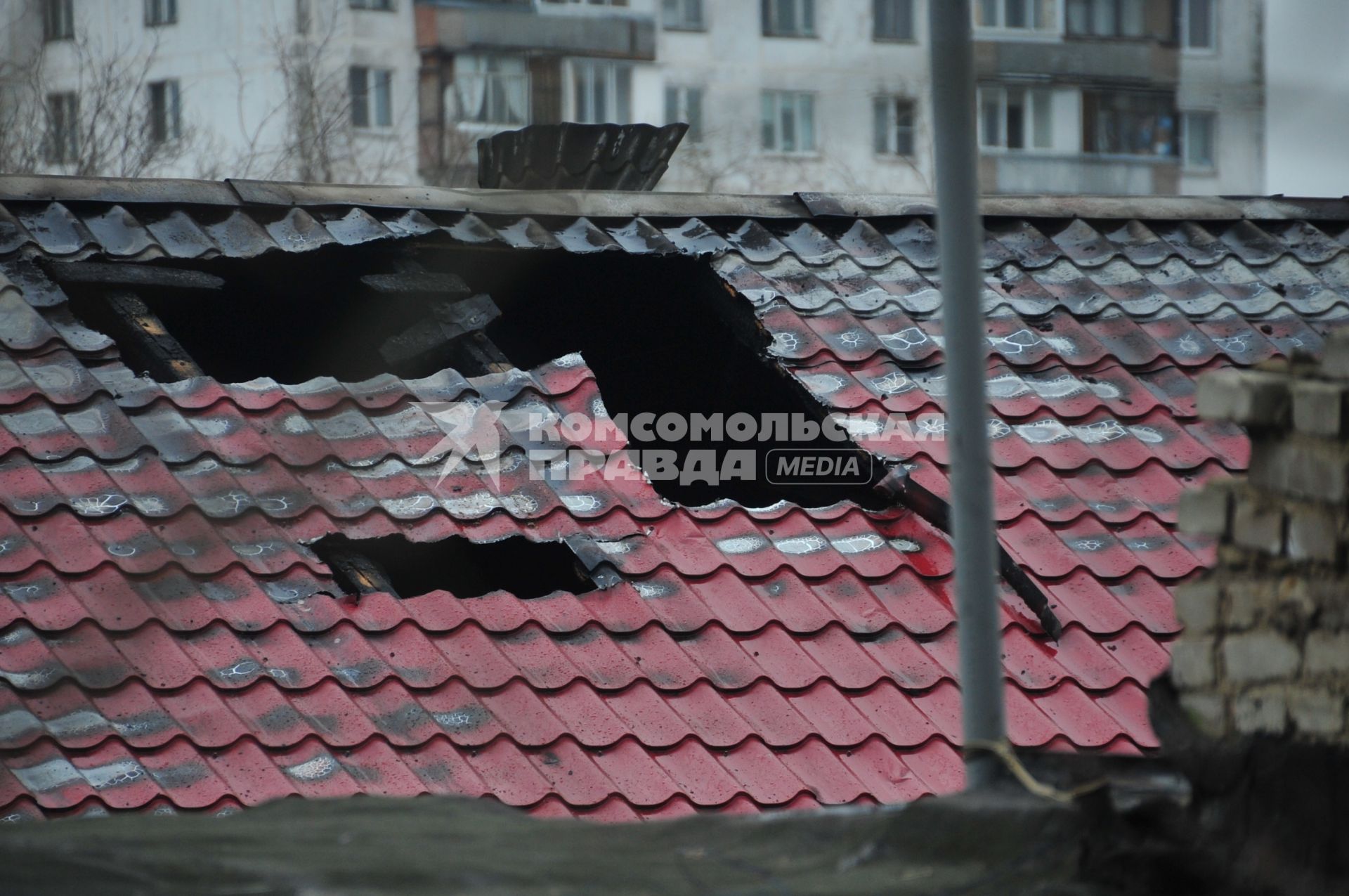 Пожар на Преображенском рынке. Возгорание произошло в одном из складов рынка. На снимке: сгоревшая крыша складского помещения.