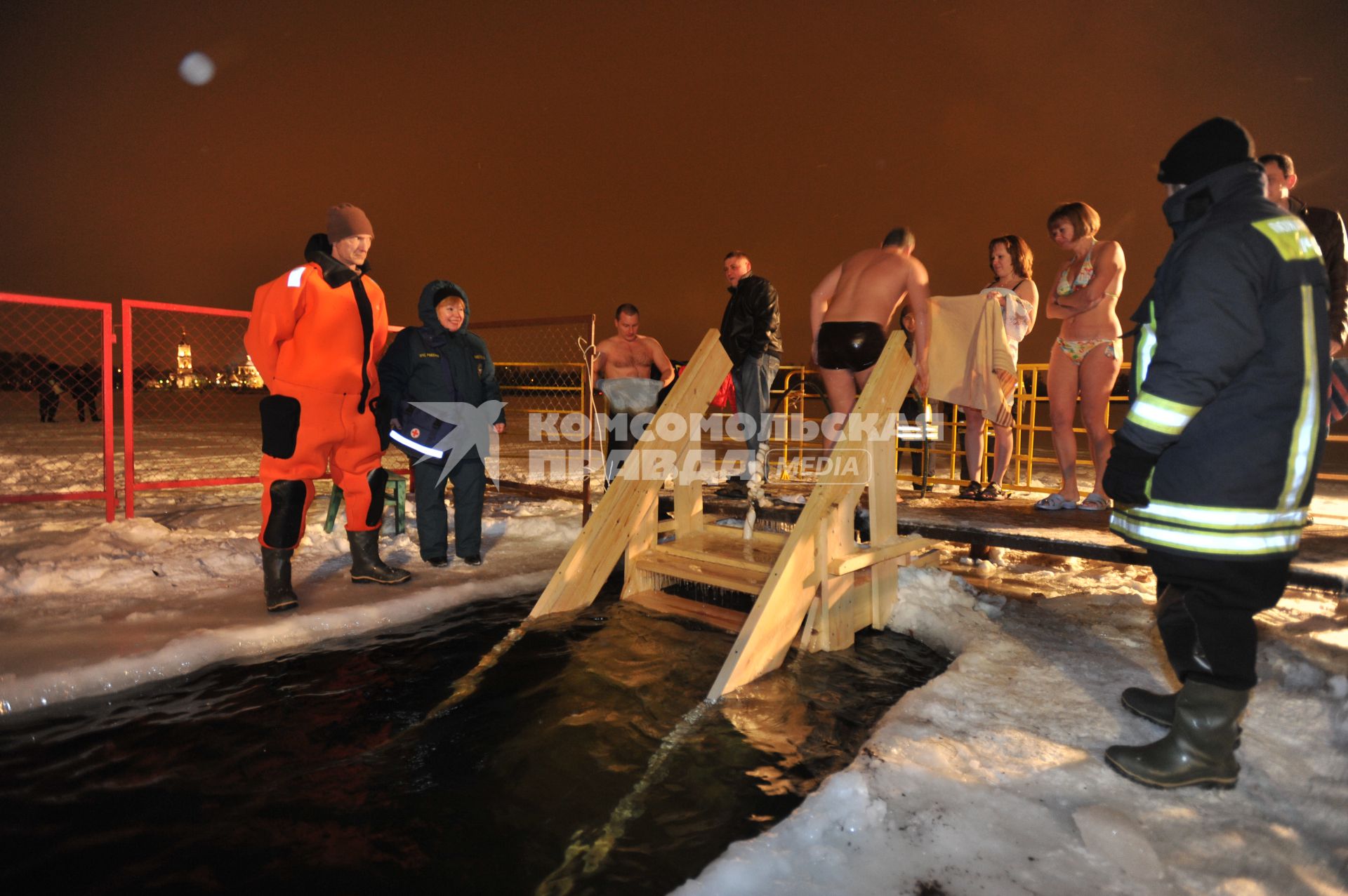 Крещение Господне. Крещенское купание. На снимке: мужчина после купания в крещенской иордани.