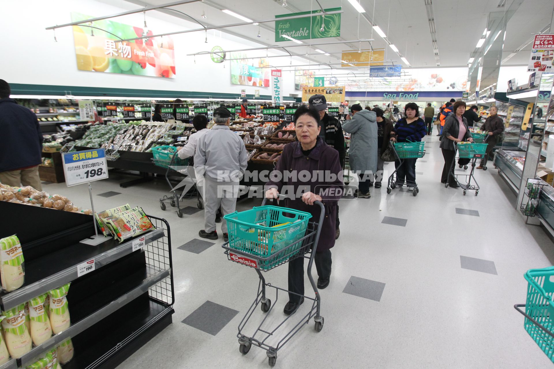 Магазин в Японии. Японцы закупают продукты в супермаркете.