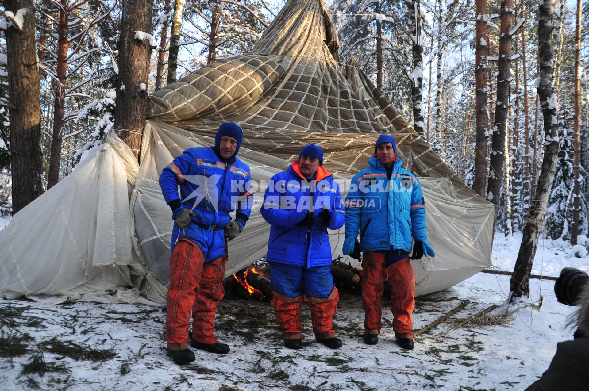 Тренировка космонавтов в Звёздном городке. На снимке слева направо: космонавты Александр Мисуркин, Павел Виноградов и астронавт НАСА Джон Кэссиди во время тренировки на выживание.