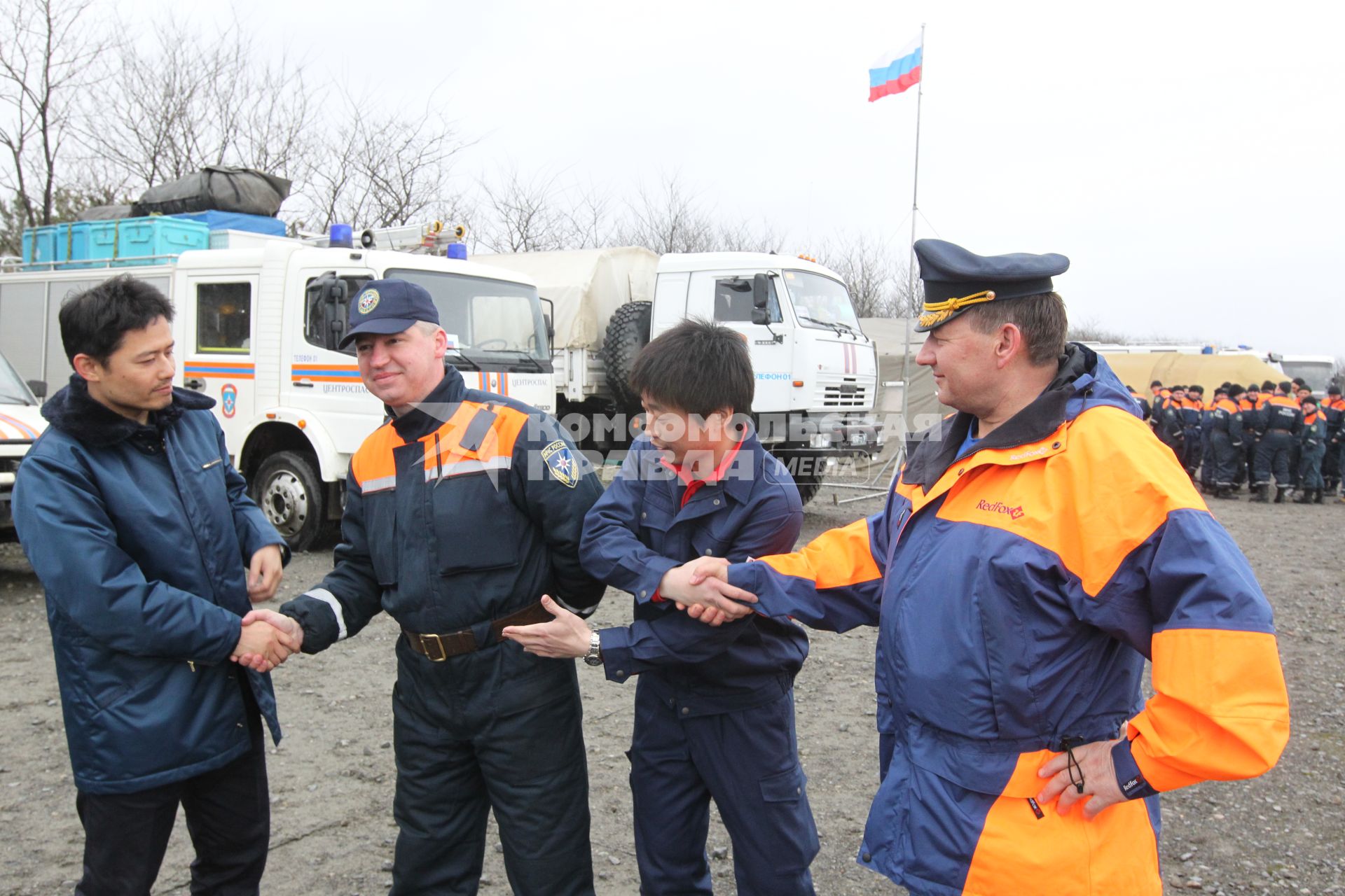 Спасатели МЧС в Японии во время спасательных работ, после землетрясения и цунами. Командир Центра `Лидер` Николай Вдовин беседует с местными жителями.