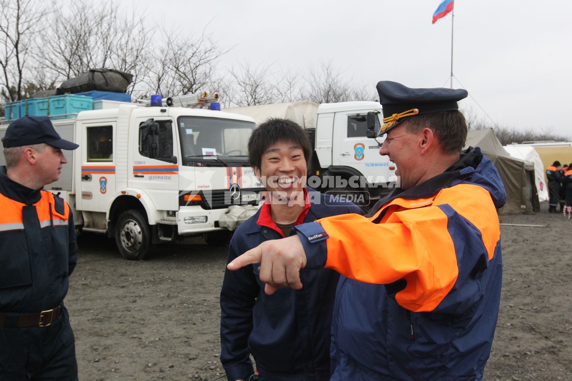 Спасатели МЧС в Японии во время спасательных работ, после землетрясения и цунами. Командир Центра `Лидер` Николай Вдовин беседует с местными жителями.