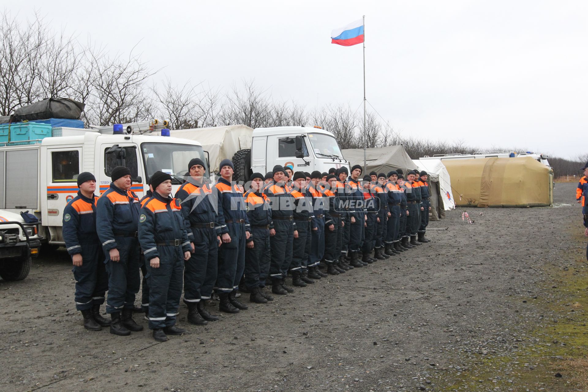 Спасатели МЧС в Японии во время спасательных работ, после землетрясения и цунами. Утреннее построение около мобильного лагеря.