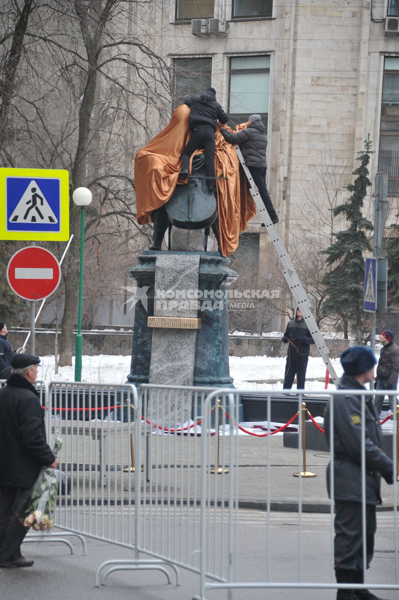 Церемония открытия памятника музыканту Мстиславу Ростроповичу на пересечении Елисеевского и Брюсова переулков. На снимке: памятник музыканту Мстиславу Ростроповичу работы скульптора Александра Рукавишникова.