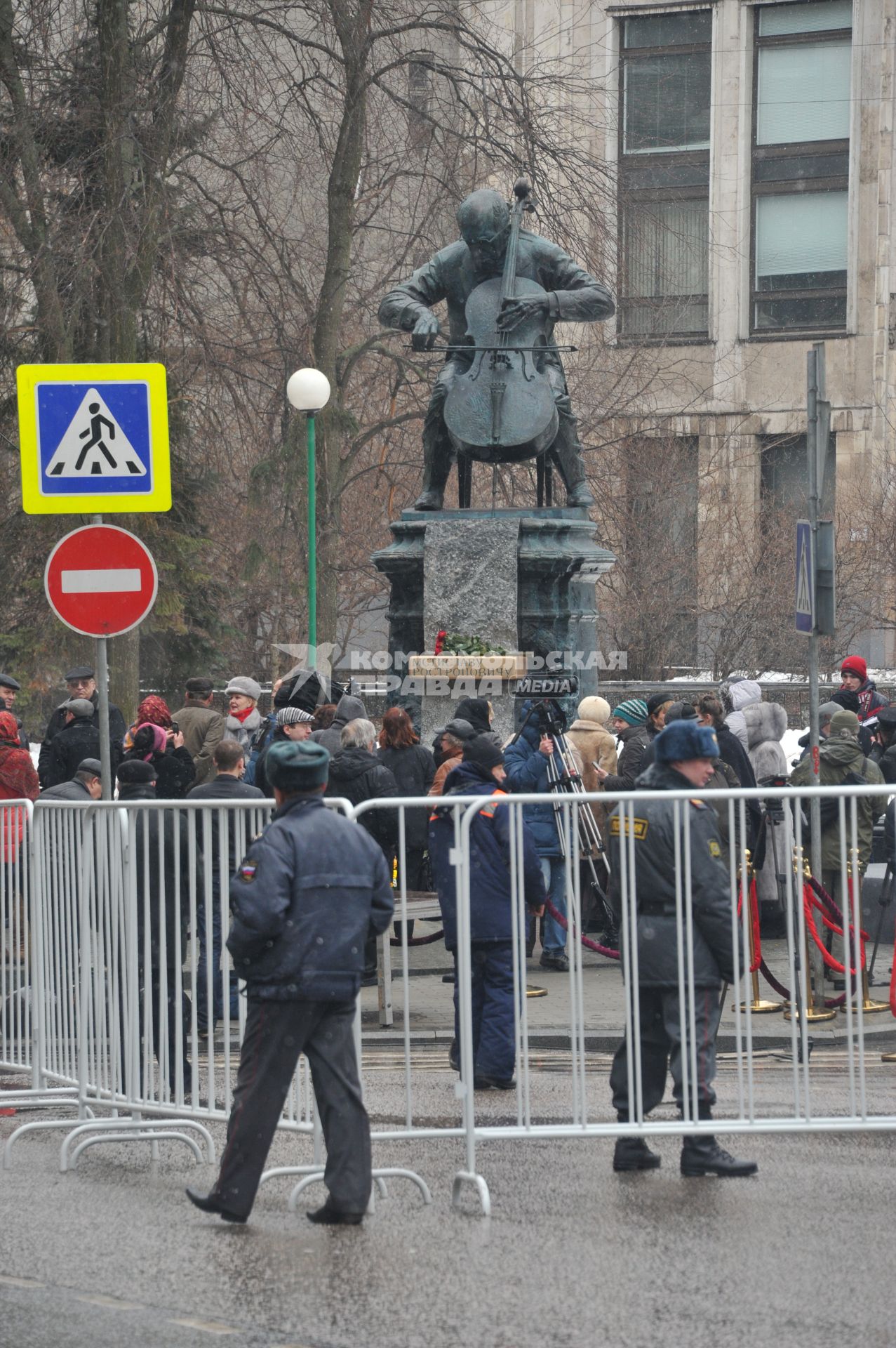 Церемония открытия памятника музыканту Мстиславу Ростроповичу на пересечении Елисеевского и Брюсова переулков. На снимке: памятник музыканту Мстиславу Ростроповичу работы скульптора Александра Рукавишникова.