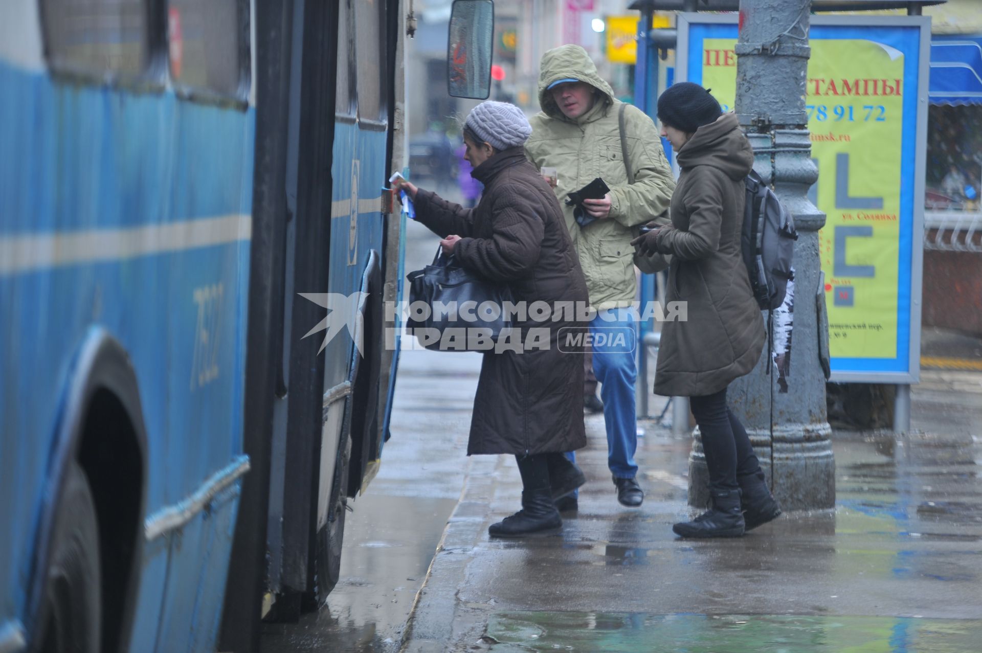 Люди заходят в троллейбус.