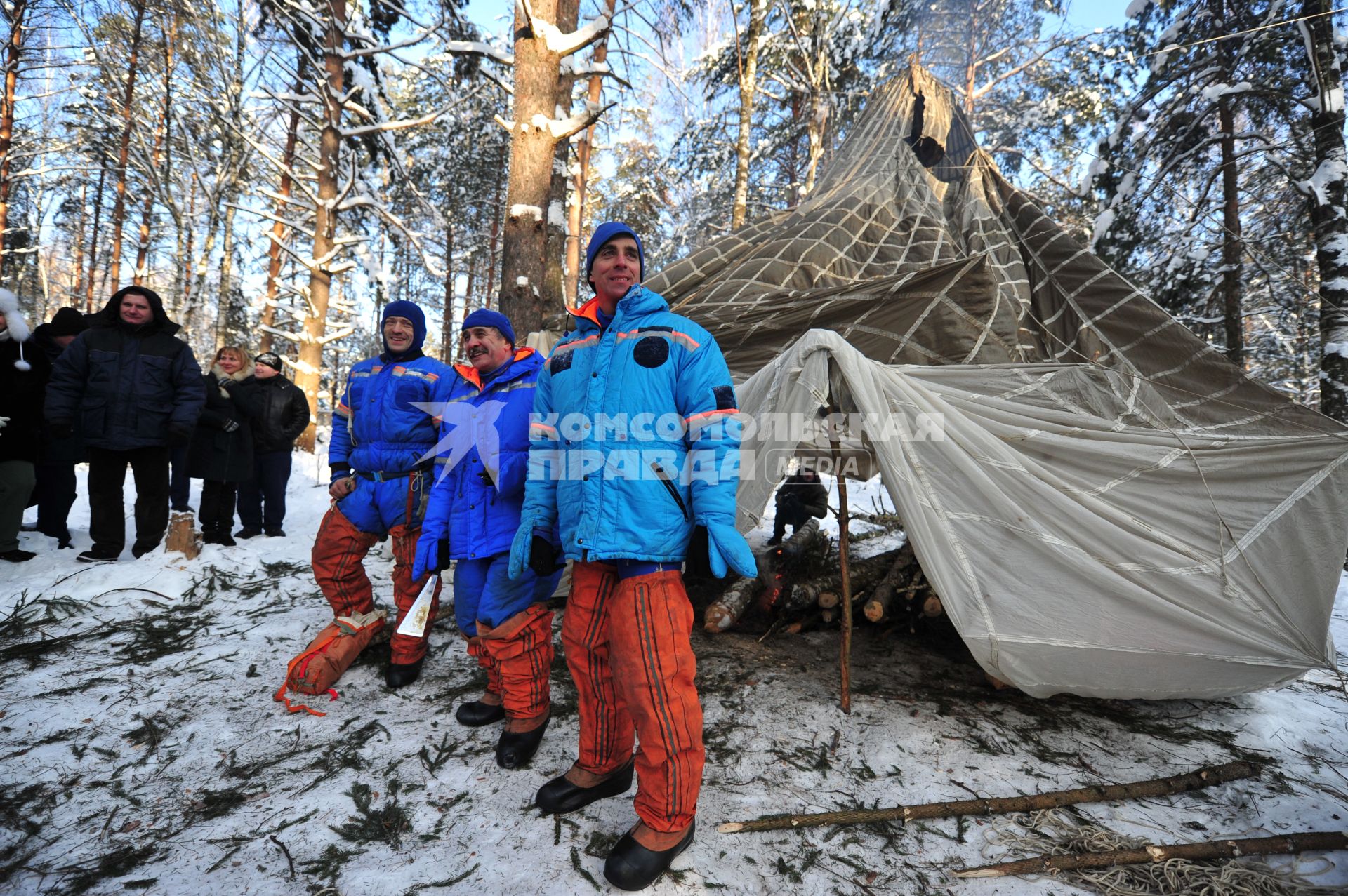 Тренировка космонавтов в Звёздном городке. На снимке слева направо: космонавты Александр Мисуркин, Павел Виноградов и астронавт НАСА Джон Кэссиди во время тренировки на выживание.