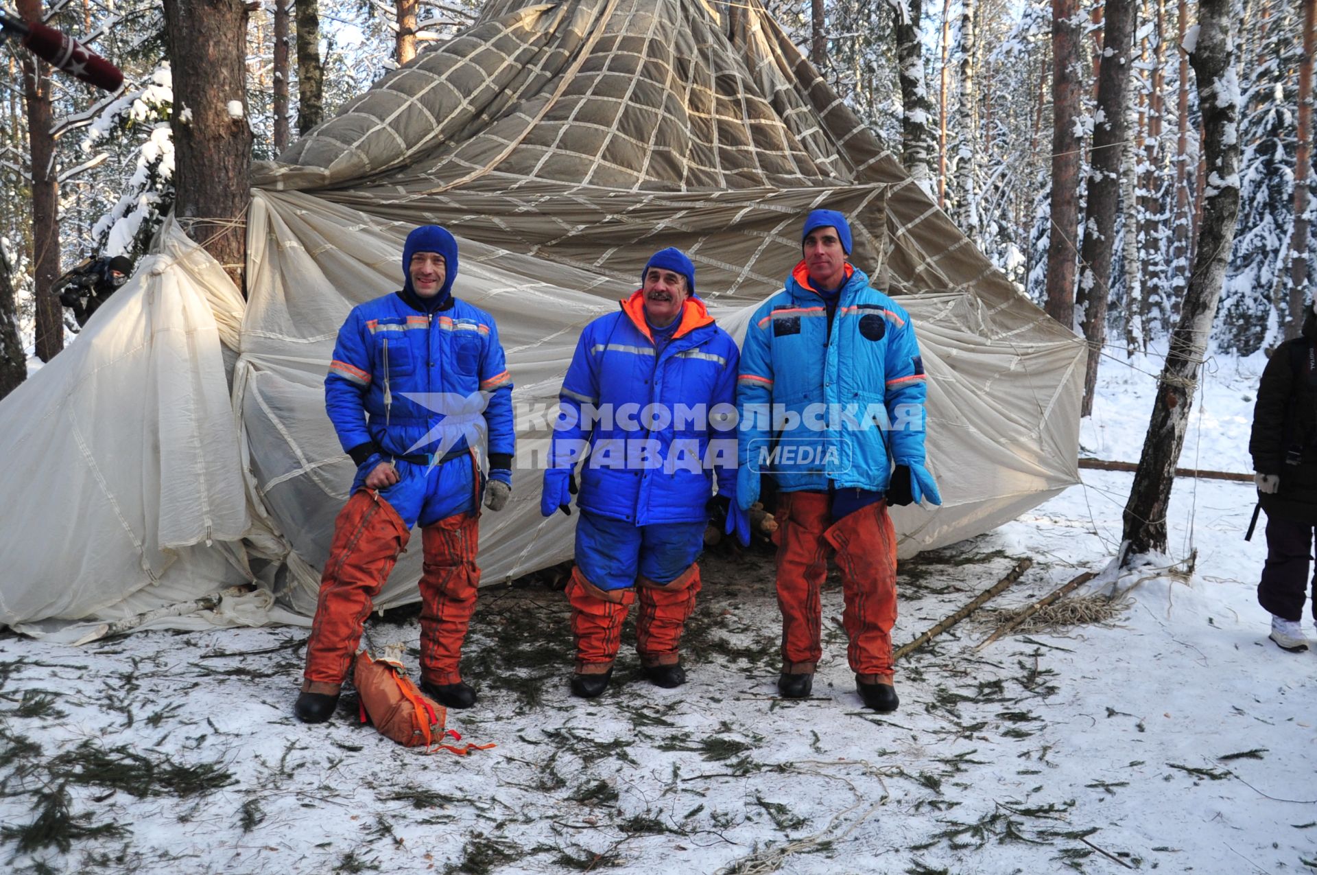 Тренировка космонавтов в Звёздном городке. На снимке слева направо: космонавты Александр Мисуркин, Павел Виноградов и астронавт НАСА Джон Кэссиди во время тренировки на выживание.