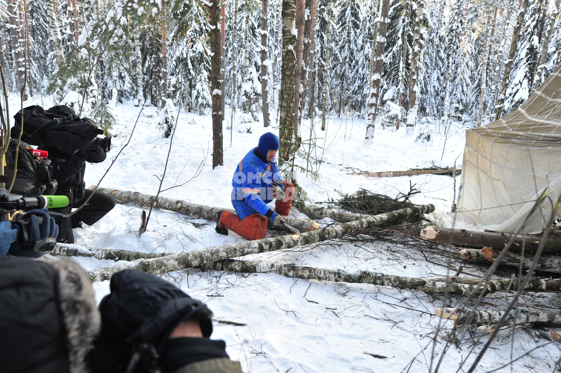 Тренировка космонавтов в Звёздном городке. На снимке  космонавт Александр Мисуркин  во время тренировки на выживание.