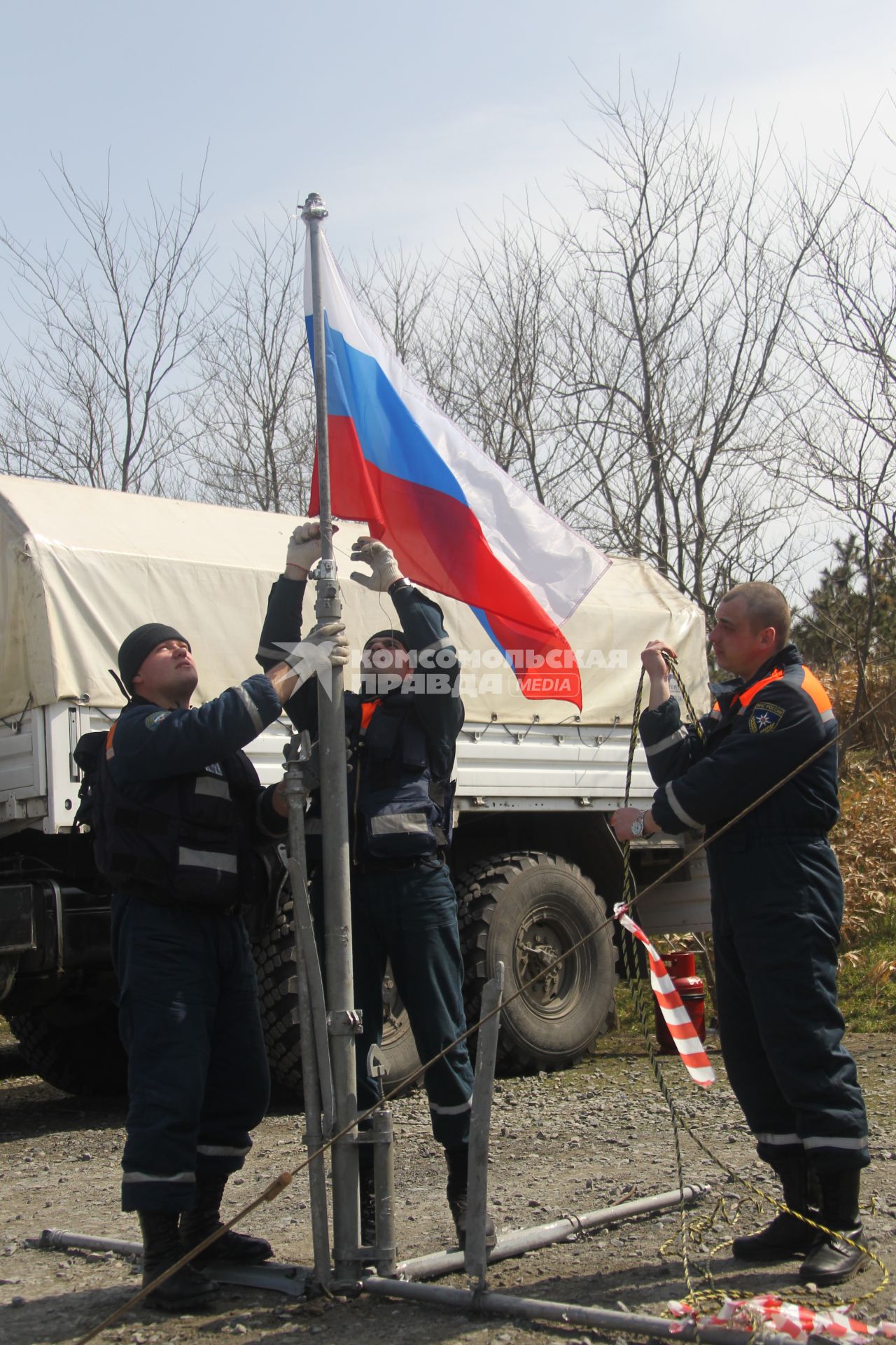 Во время спасательных работ, после землетрясения и цунами в Японии. Спасатели снимают флаг.