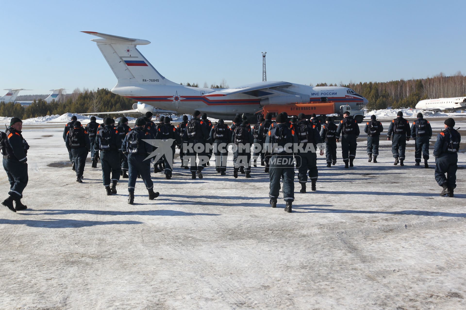 Спасатели МЧС совершают погрузку в самолет ИЛ-76ДТ.