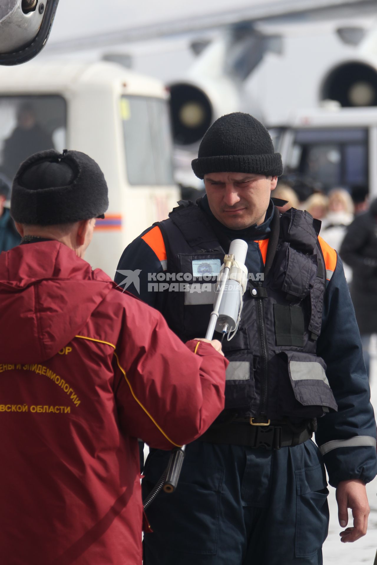 По прибытию в Москву, после спасательной операции в Японии у спасателей проверяют уровень радиации.