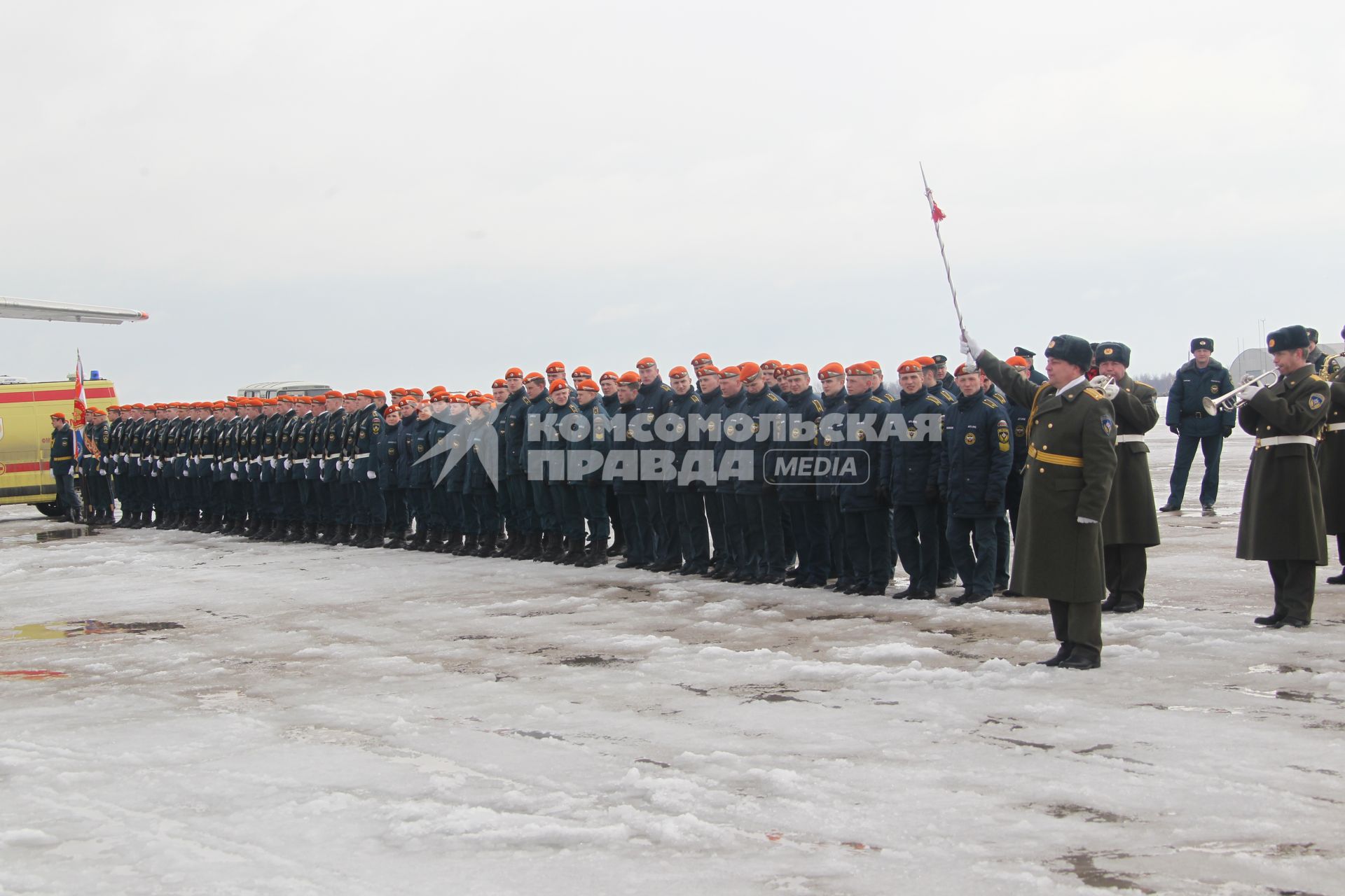 Построение спасателей по прибытию в Москву после спасательной операции в Японии.