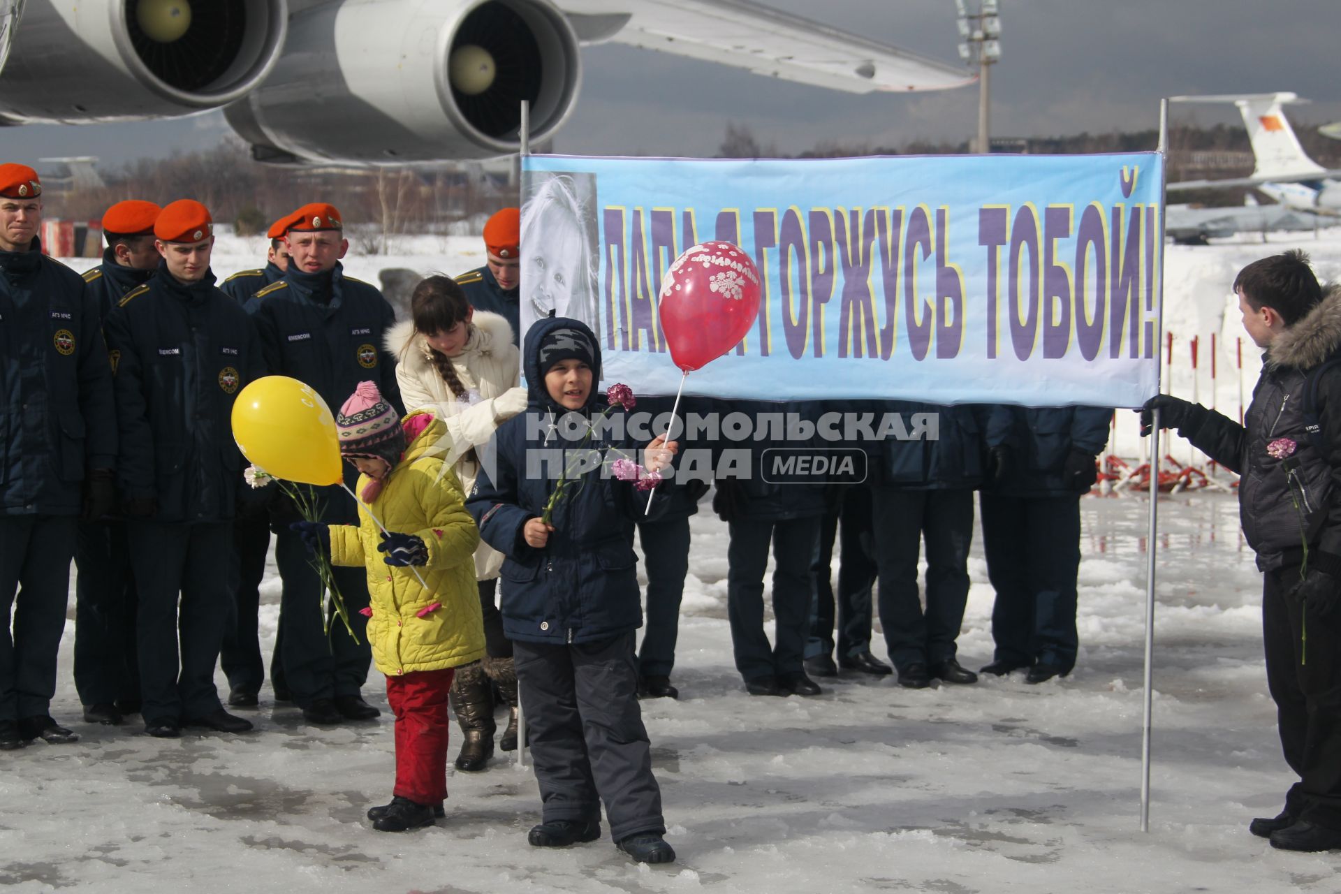 По прибытию в Москву, после спасательной операции в Японии спасателей встречают их семьи, родные и близкие.