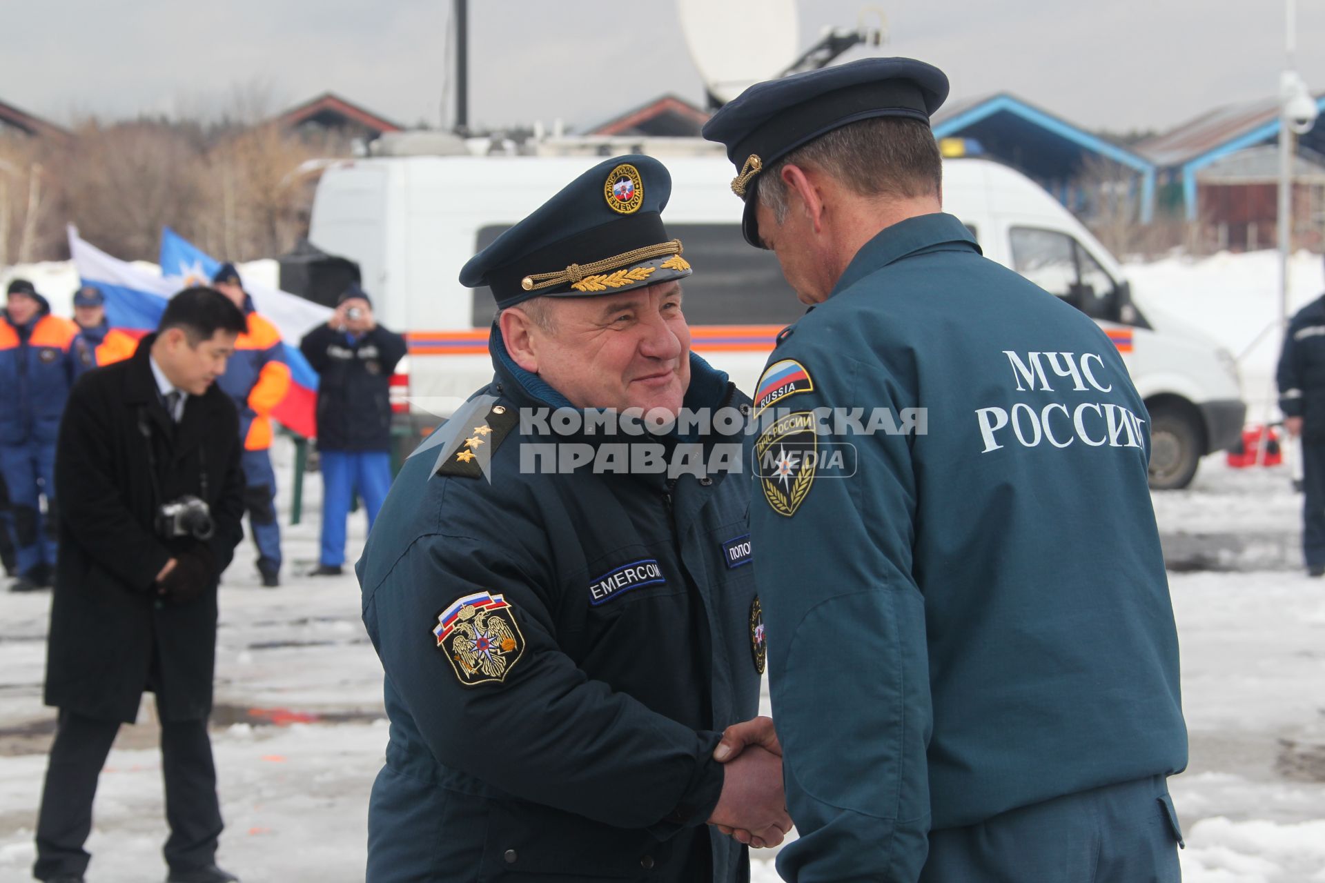 Заместитель министра Российской Федерации Павел Попов и заместитель директора департамента оперативного управления МЧС России Владимир Легошин(спиной).