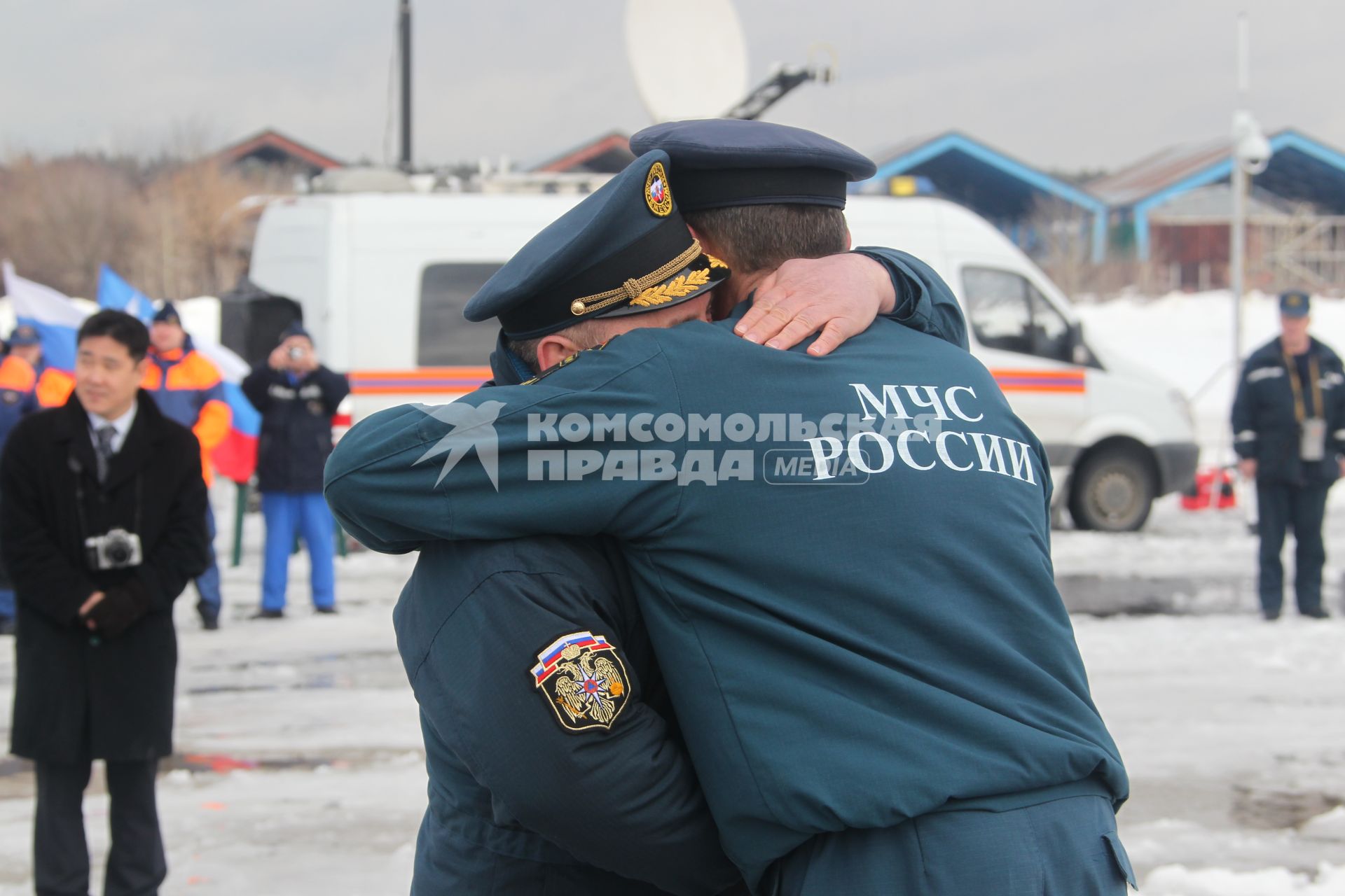 Заместитель министра Российской Федерации Павел Попов и заместитель директора департамента оперативного управления МЧС России Владимир Легошин(спиной).