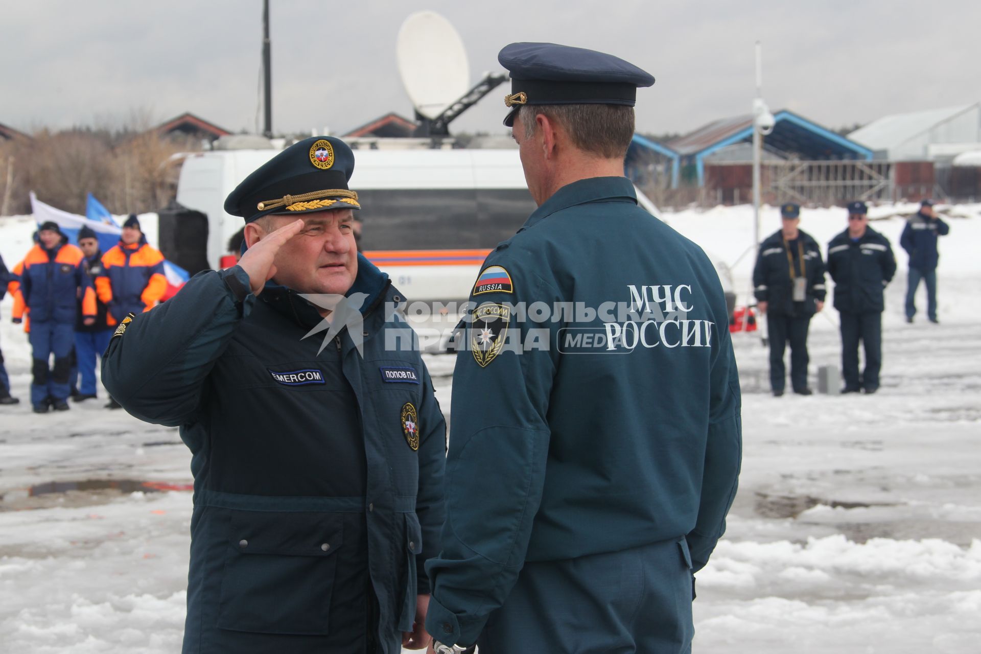 Заместитель министра Российской Федерации Павел Попов и заместитель директора департамента оперативного управления МЧС России Владимир Легошин(спиной).