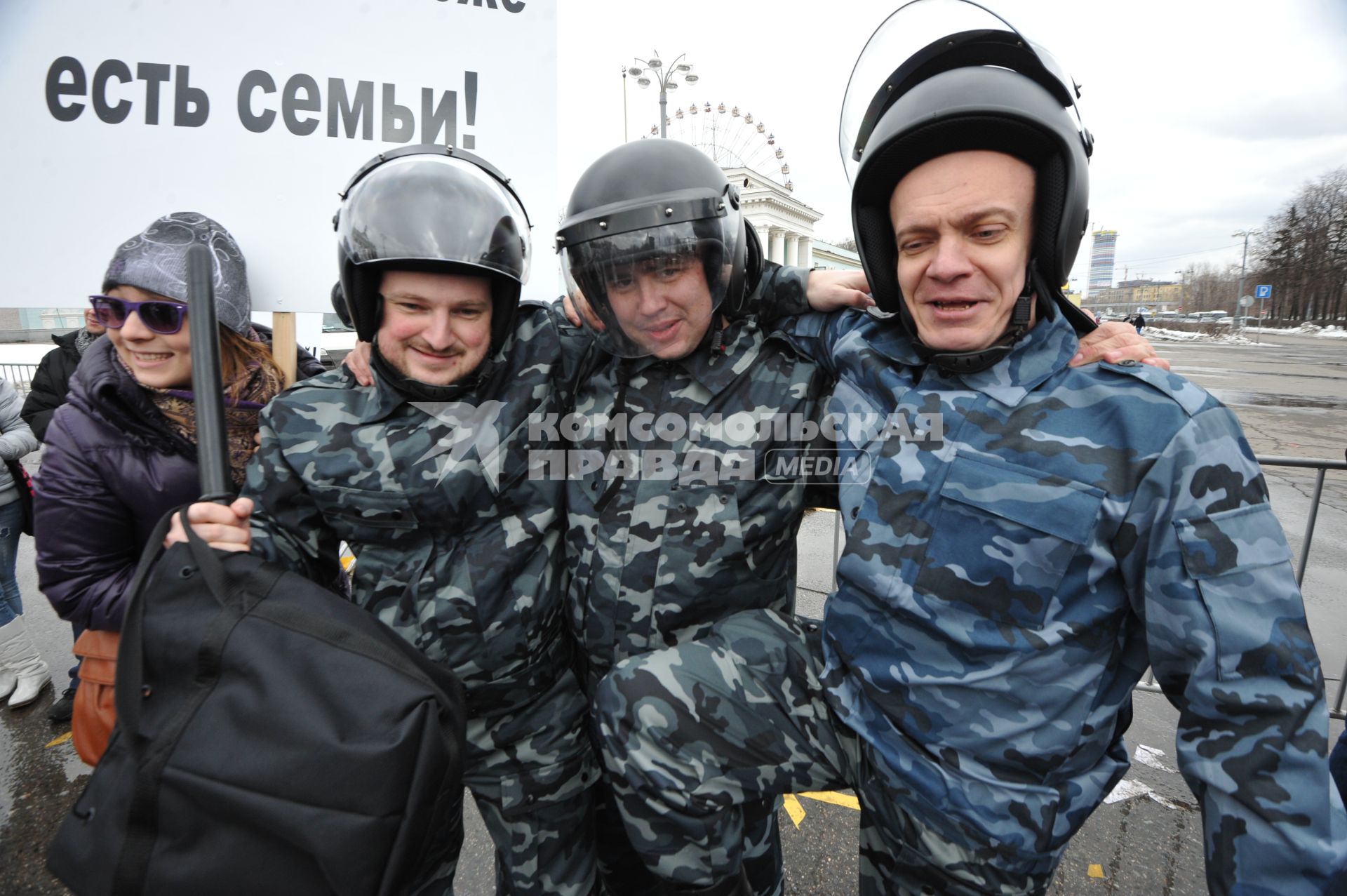 `Комсомолка` провела первоапрельский митинг против всех митингов. Митинг прошел в Москве на ВВЦ. На снимке: участники митинга ответственный секретарь газеты КП Сазонов Евгений (в центре) и редактор отдела Московского выпуска Алексей Семенцов (справа).
.