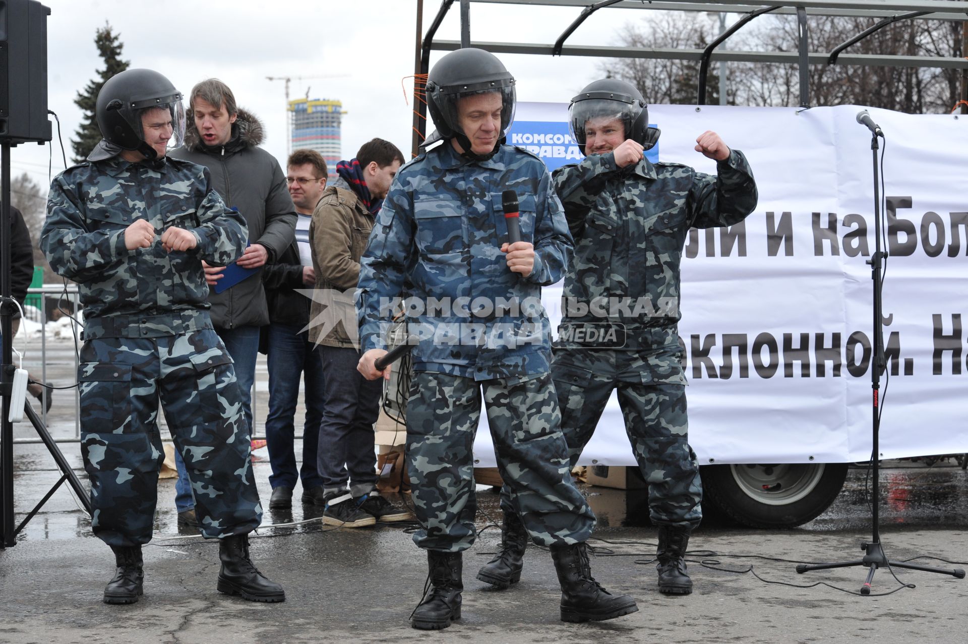 `Комсомолка` провела первоапрельский митинг против всех митингов. Митинг прошел в Москве на ВВЦ. На снимке: участники митинга  редактор отдела Московского выпуска Алексей Семенцов (в центре).