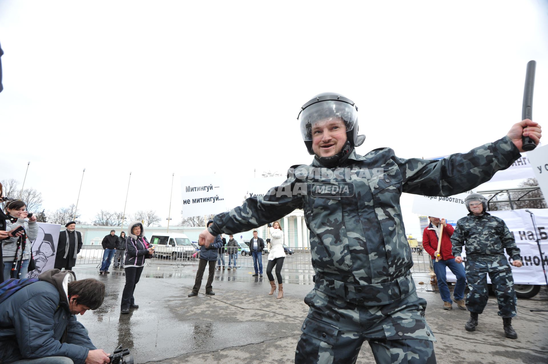 `Комсомолка` провела первоапрельский митинг против всех митингов. Митинг прошел в Москве на ВВЦ. На снимке: участники митинга.