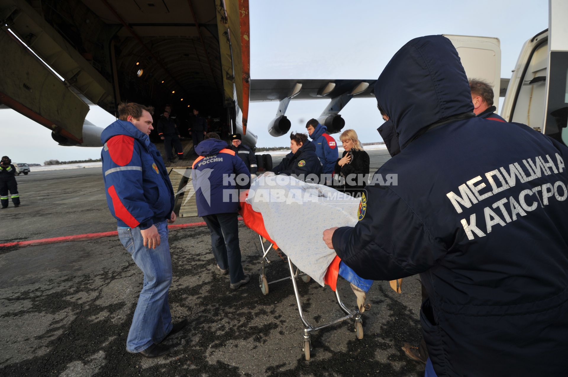 Эвакуация пострадавших в крушении самолета ATR-72 авиакомпании \"ЮТэйр\" под Тюменью. На снимке: специалисты службы медицины катастроф и постадавший в авиакатастрофе.