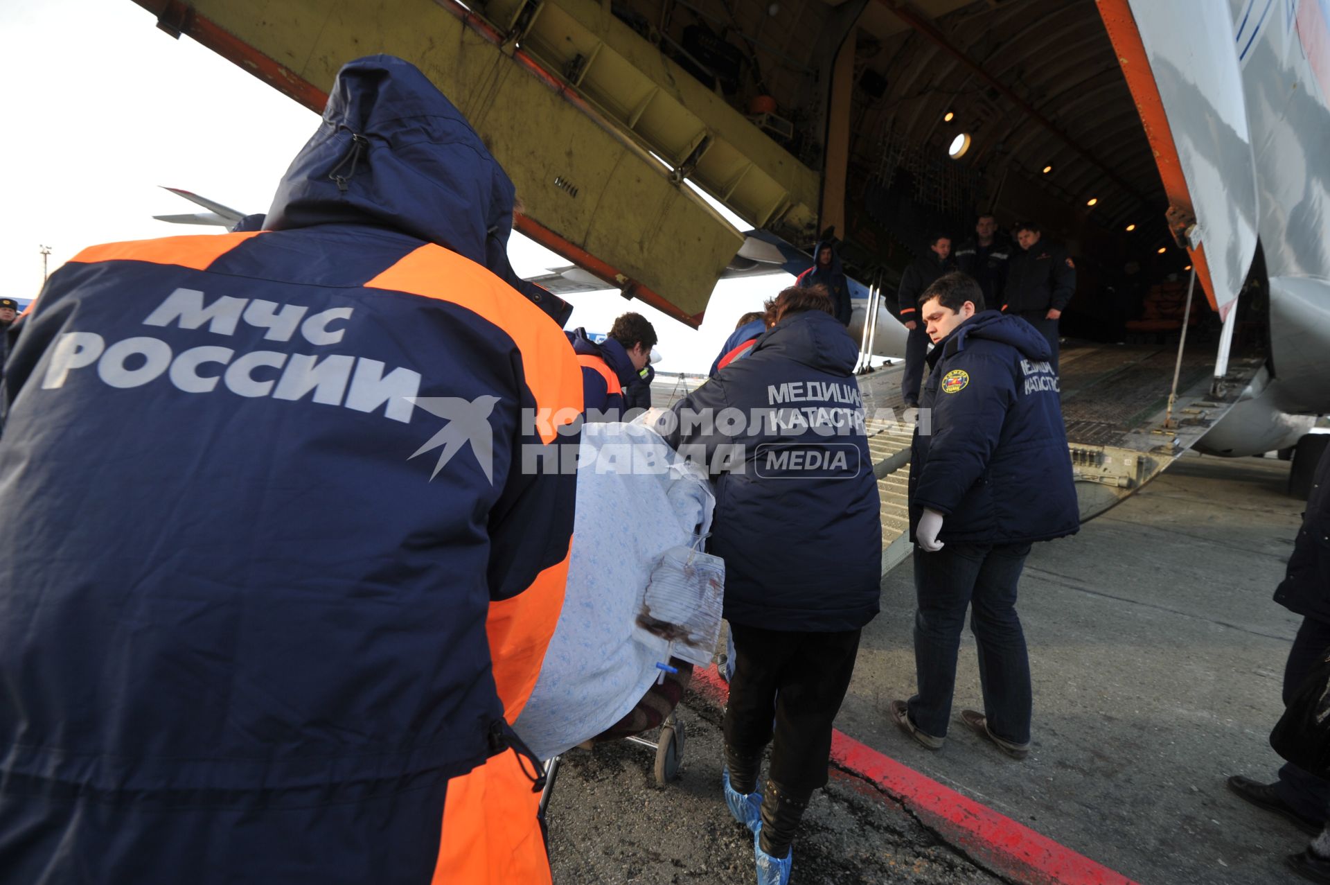 Эвакуация пострадавших в крушении самолета ATR-72 авиакомпании \"ЮТэйр\" под Тюменью. На снимке: специалисты службы медицины катастроф и постадавший в авиакатастрофе.