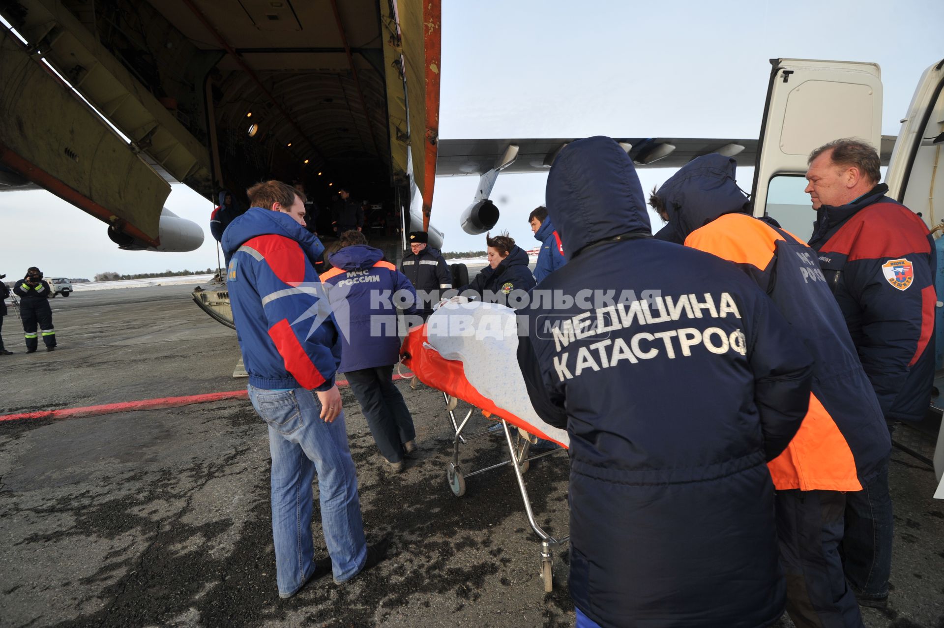 Эвакуация пострадавших в крушении самолета ATR-72 авиакомпании \"ЮТэйр\" под Тюменью. На снимке: специалисты службы медицины катастроф и постадавший в авиакатастрофе.