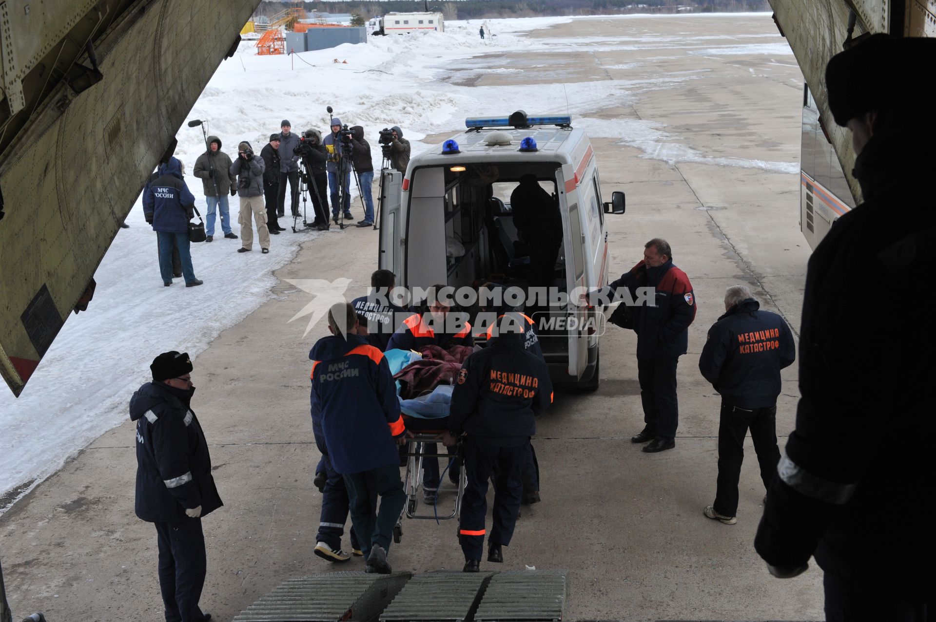 Эвакуация пострадавших в крушении самолета ATR-72 авиакомпании \"ЮТэйр\" под Тюменью. На снимке: специалисты службы медицины катастроф и постадавший в авиакатастрофе.