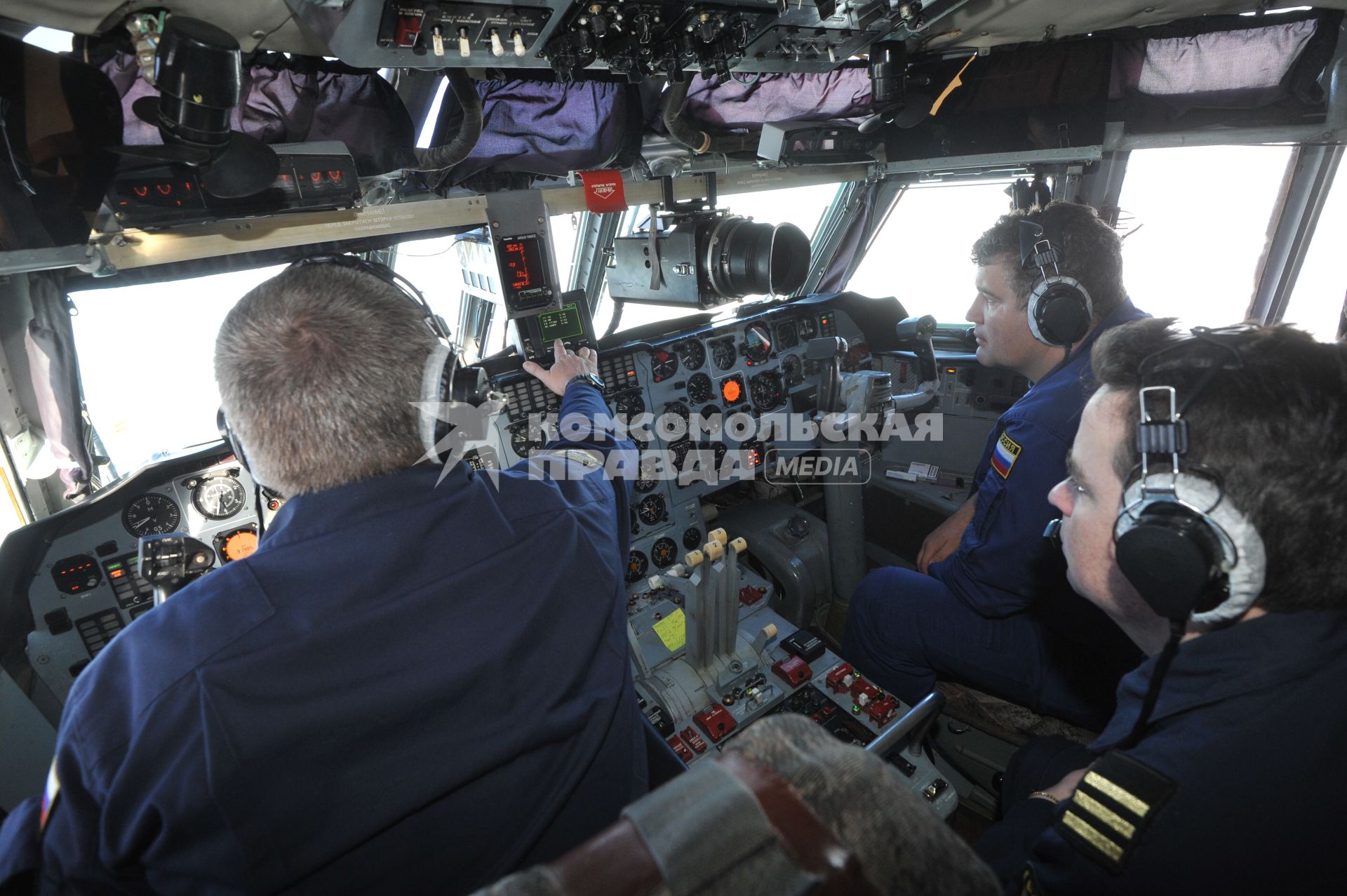 Эвакуация пострадавших в крушении самолета ATR-72 авиакомпании \"ЮТэйр\" под Тюменью. На снимке: пилоты самолета МЧС России.