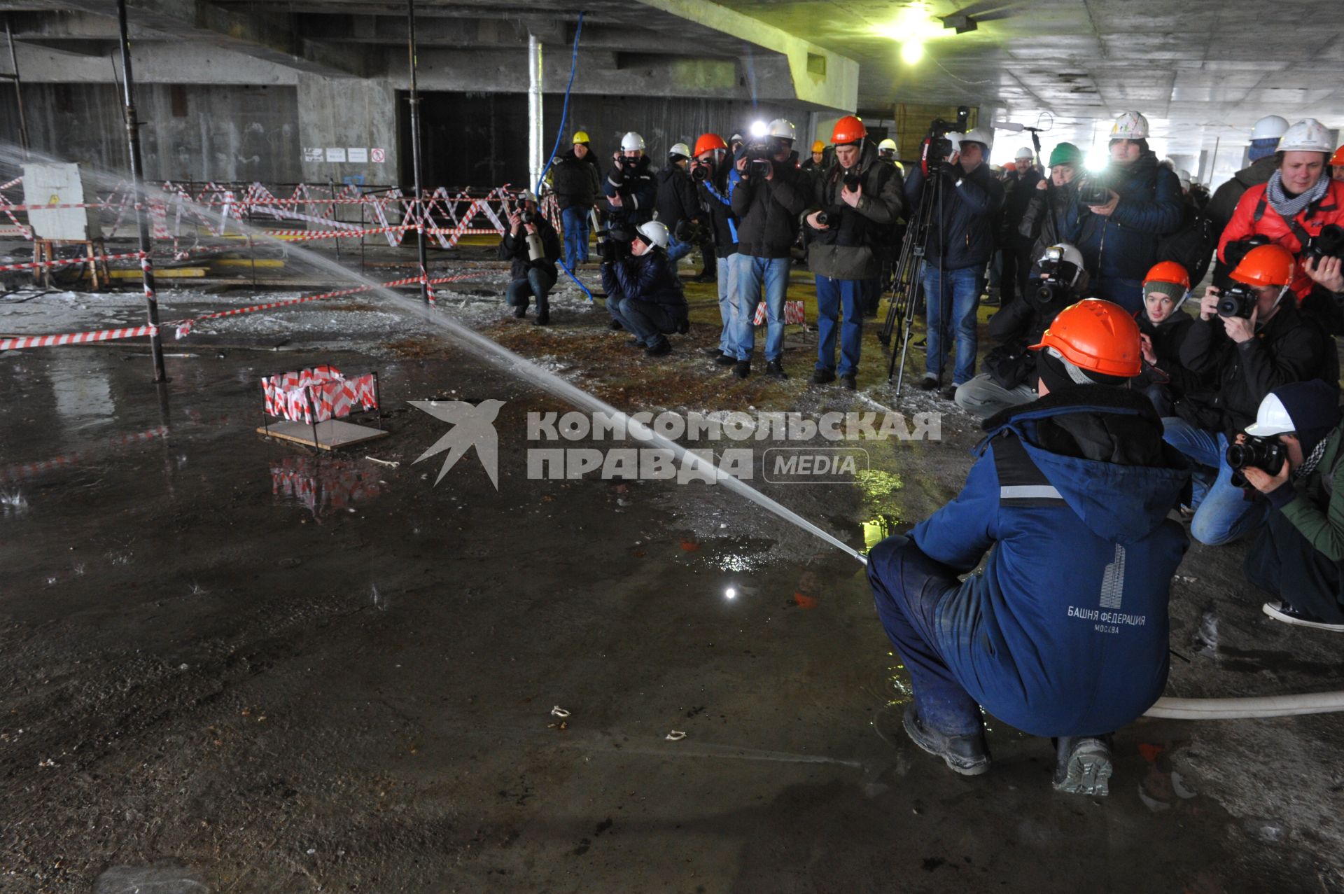 Московский международный деловой центр `Москва-Сити`. Монтажные работы на одной из башен комплекса `Федерация`. На снимке: рабочий с пожарным рукавом для подачи воды.