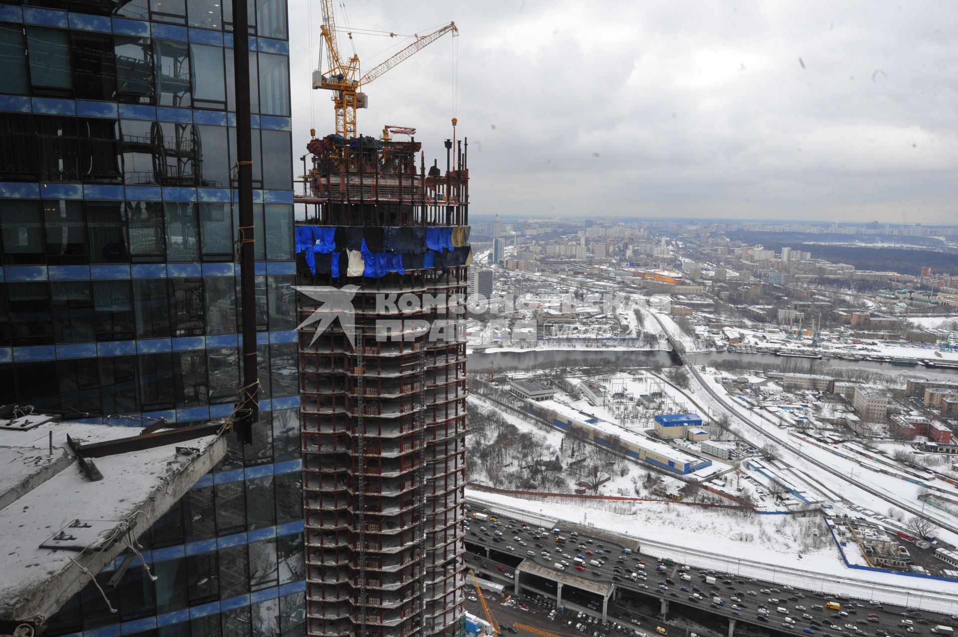 Московский международный деловой центр `Москва-Сити`. Монтажные работы на одной из башен комплекса `Федерация`.