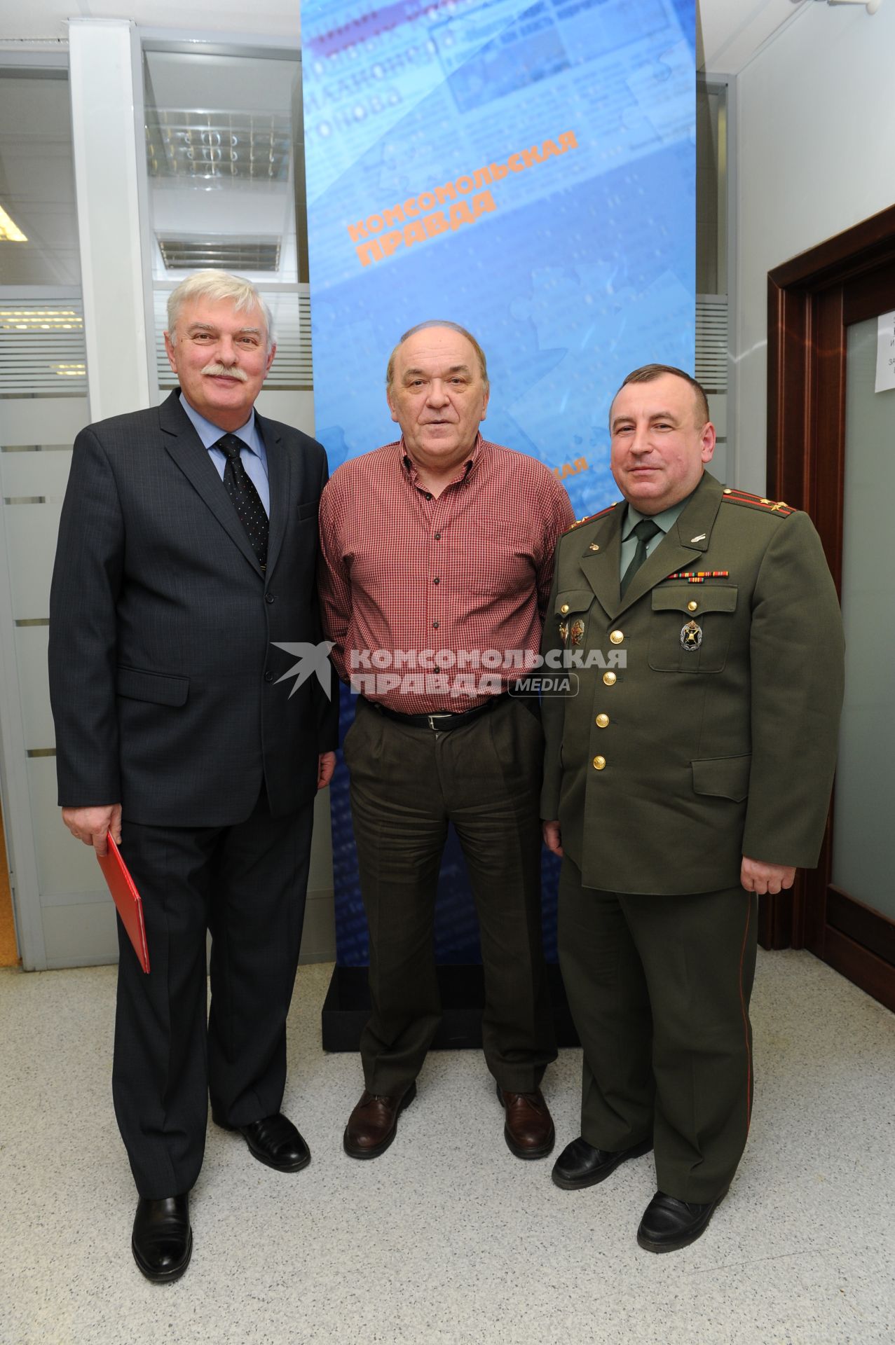 ИД `Комсомольская правда`. На снимке: военный обозреватель `КП` Виктор Баранец (слева), начальник 4-го направления (призыва и организации службы) Генерального штаба Вооруженных сил России, полковник Алексей Князев (справа).