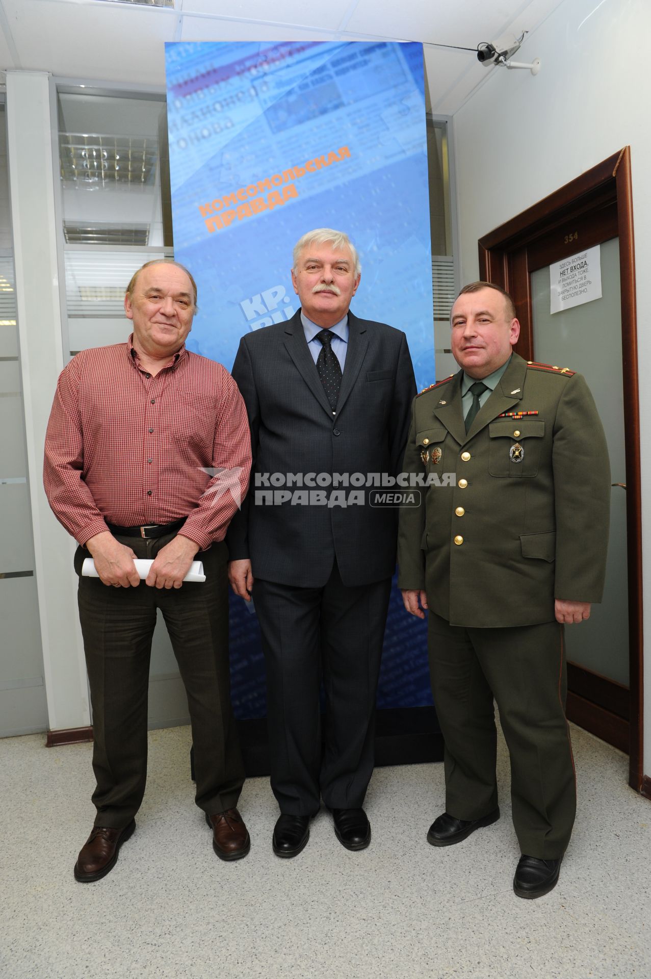 ИД `Комсомольская правда`. На снимке: военный обозреватель `КП` Виктор Баранец (слева), начальник 4-го направления (призыва и организации службы) Генерального штаба Вооруженных сил России, полковник Алексей Князев (справа).