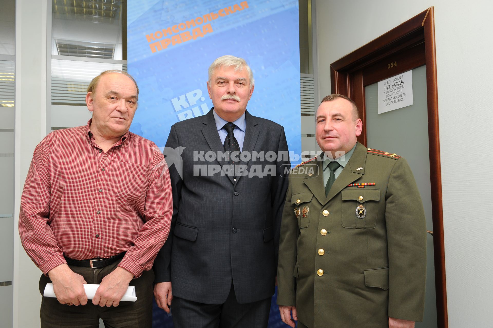 ИД `Комсомольская правда`. На снимке: военный обозреватель `КП` Виктор Баранец (слева), начальник 4-го направления (призыва и организации службы) Генерального штаба Вооруженных сил России, полковник Алексей Князев (справа).