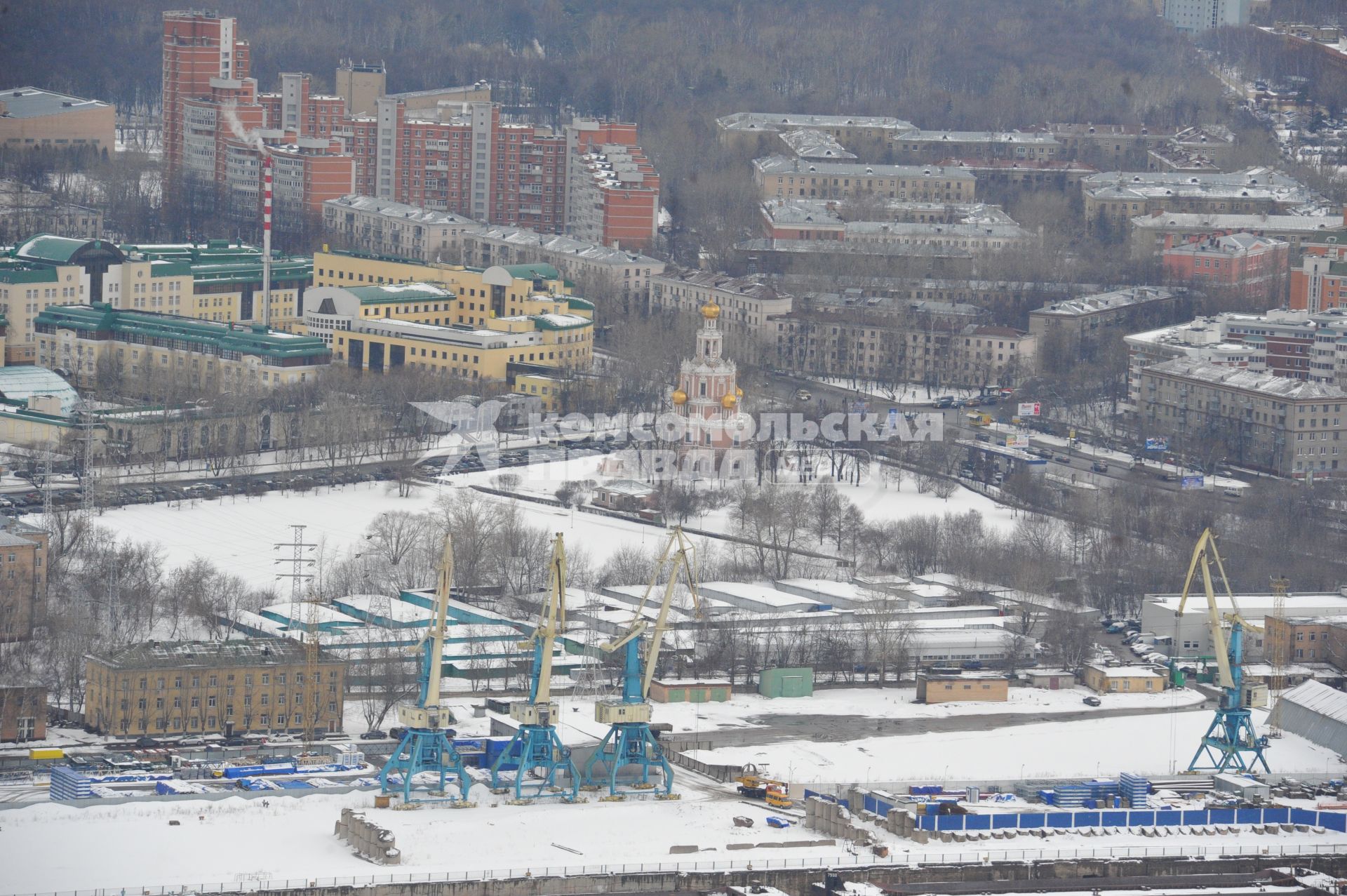 Московский международный деловой центр `Москва-Сити`. Вид сверху на Москву с одной из башен комплекса `Федерация`.