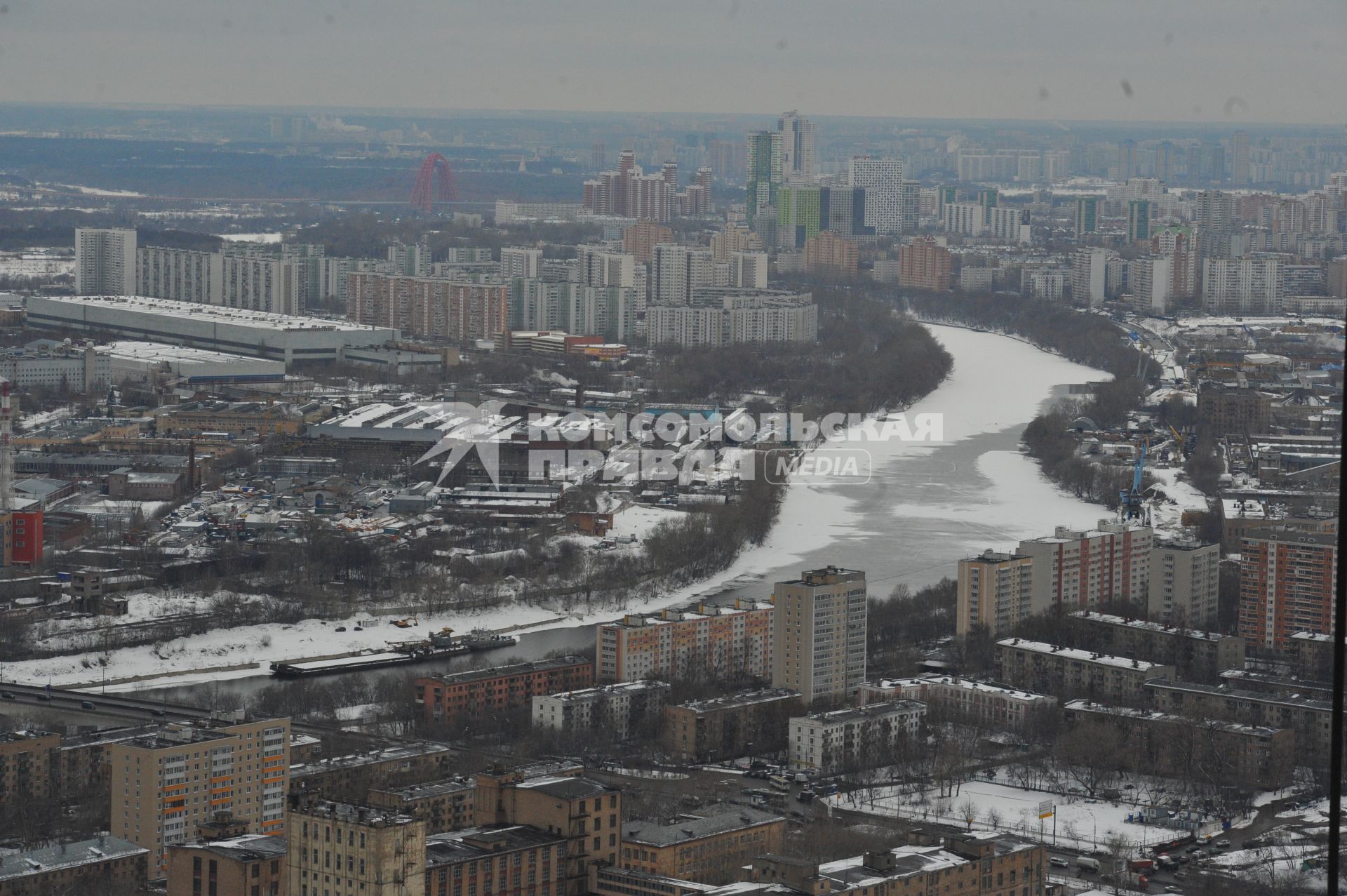 Московский международный деловой центр `Москва-Сити`. Вид сверху на Москву с одной из башен комплекса `Федерация`. На снимке: Москва- река и жилой комплекс.