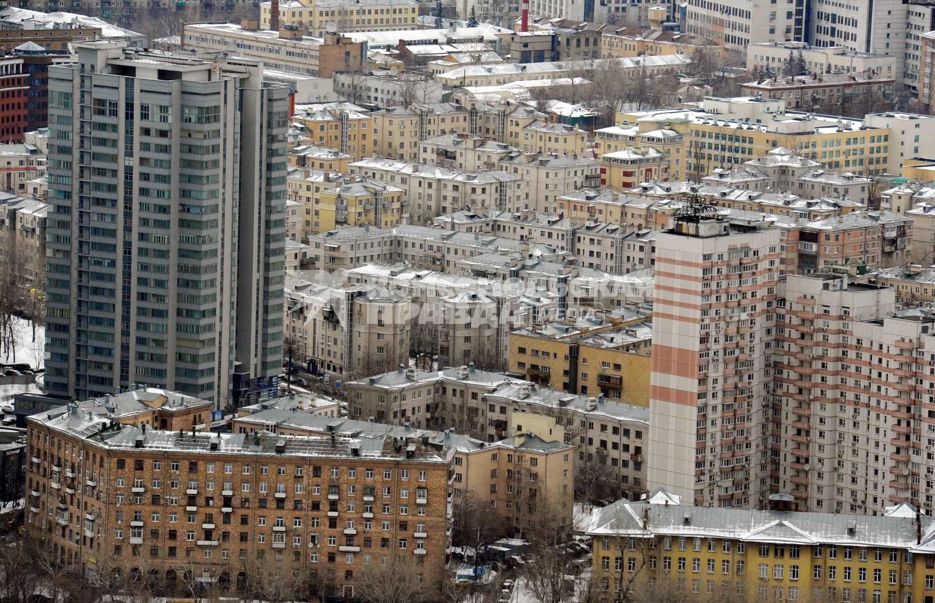 Московский международный деловой центр `Москва-Сити`. Вид сверху на Москву с одной из башен комплекса `Федерация`.