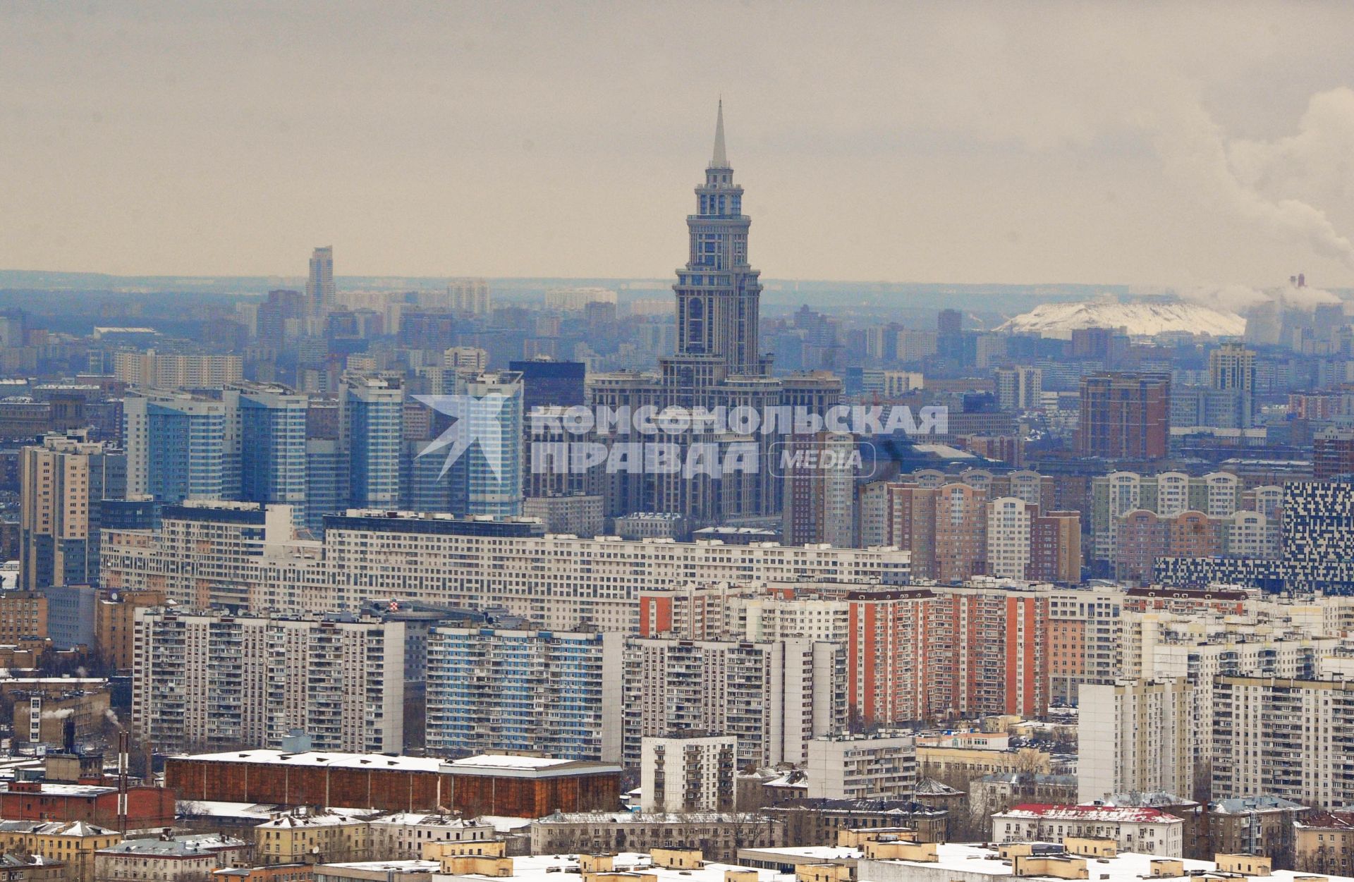 Московский международный деловой центр `Москва-Сити`. Вид сверху на Москву с одной из башен комплекса `Федерация`.