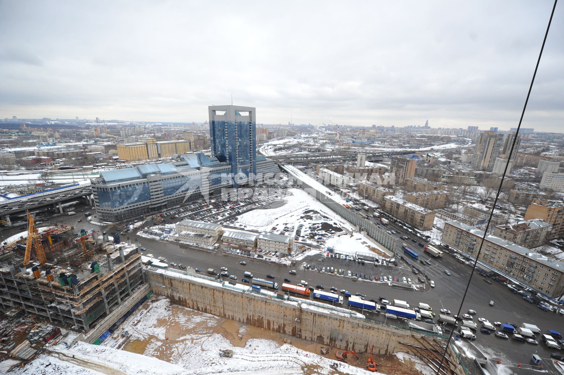 Московский международный деловой центр `Москва-Сити`. Вид сверху на Москву с одной из башен комплекса `Федерация`.