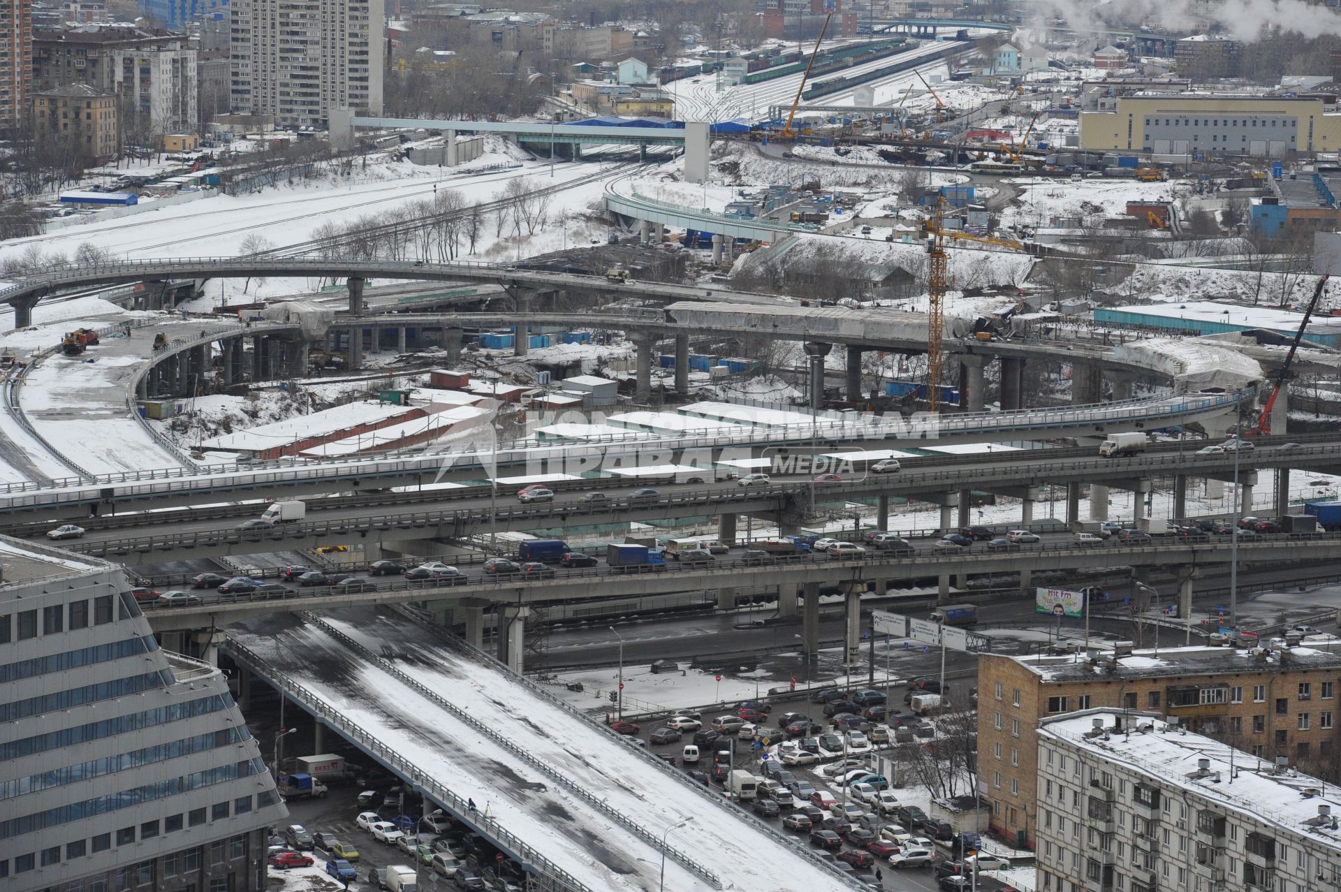 Московский международный деловой центр `Москва-Сити`. Вид сверху на Москву с одной из башен комплекса `Федерация`. На снимке: эстакада Третьего транспортного кольца.