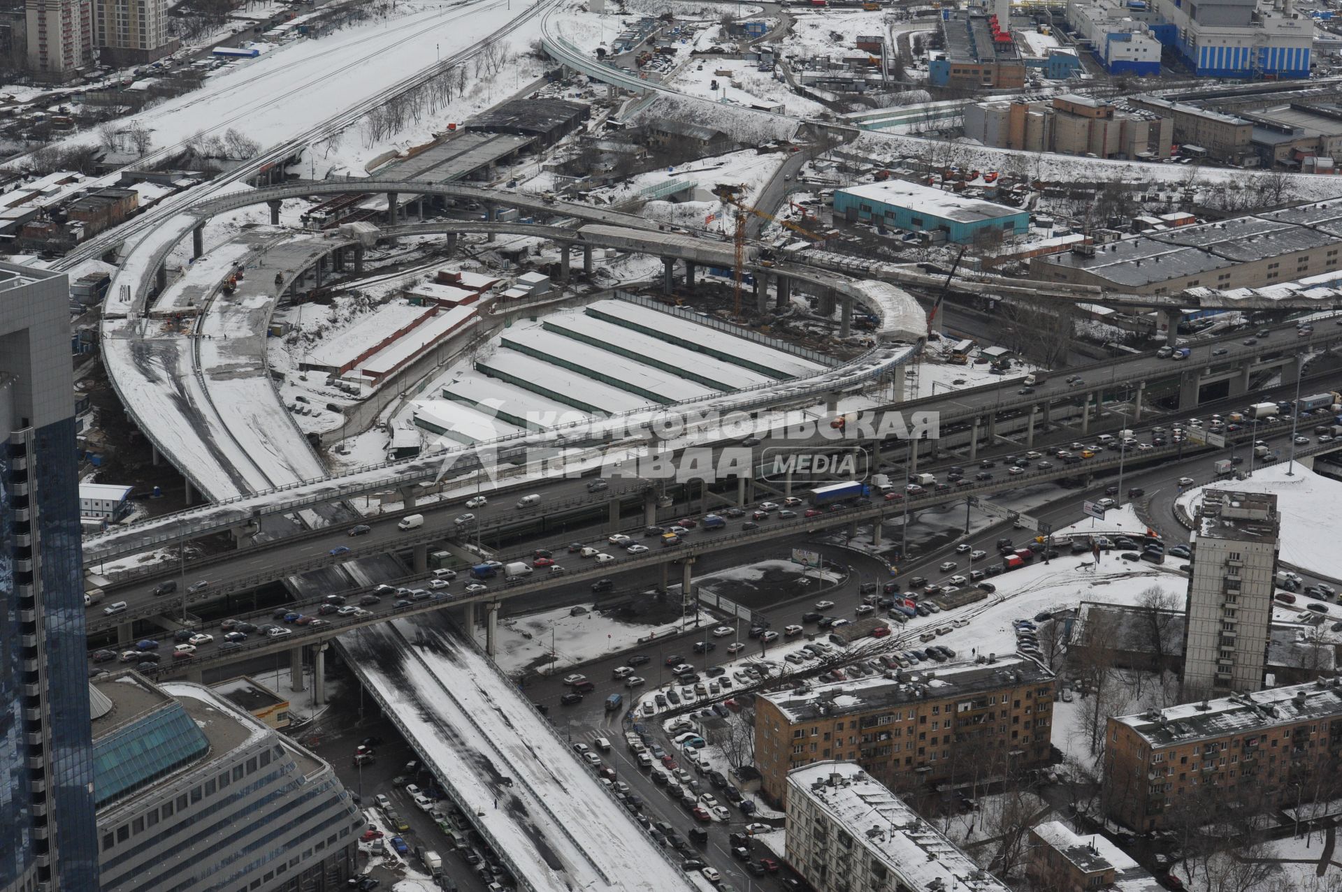 Московский международный деловой центр `Москва-Сити`. Вид сверху на Москву с одной из башен комплекса `Федерация`. На снимке: эстакада Третьего транспортного кольца.