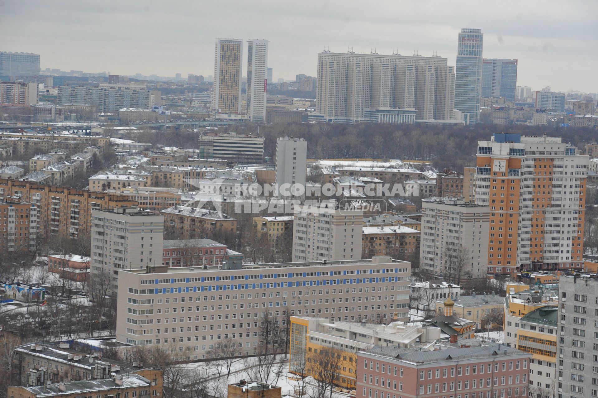 Московский международный деловой центр `Москва-Сити`. Вид сверху на Москву с одной из башен комплекса `Федерация`.