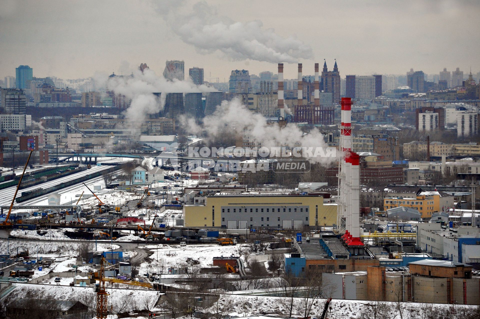 Московский международный деловой центр `Москва-Сити`. Вид сверху на Москву с одной из башен комплекса `Федерация`.