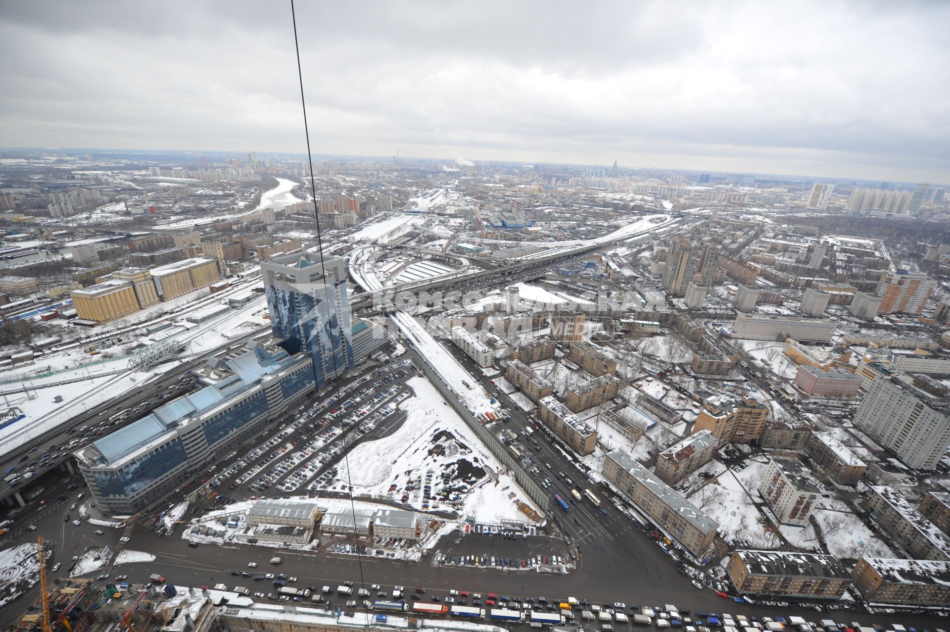 Московский международный деловой центр `Москва-Сити`. Вид сверху на Москву с одной из башен комплекса `Федерация`.  На снимке:  эстакада Третьего транспортного кольца и жилой район.