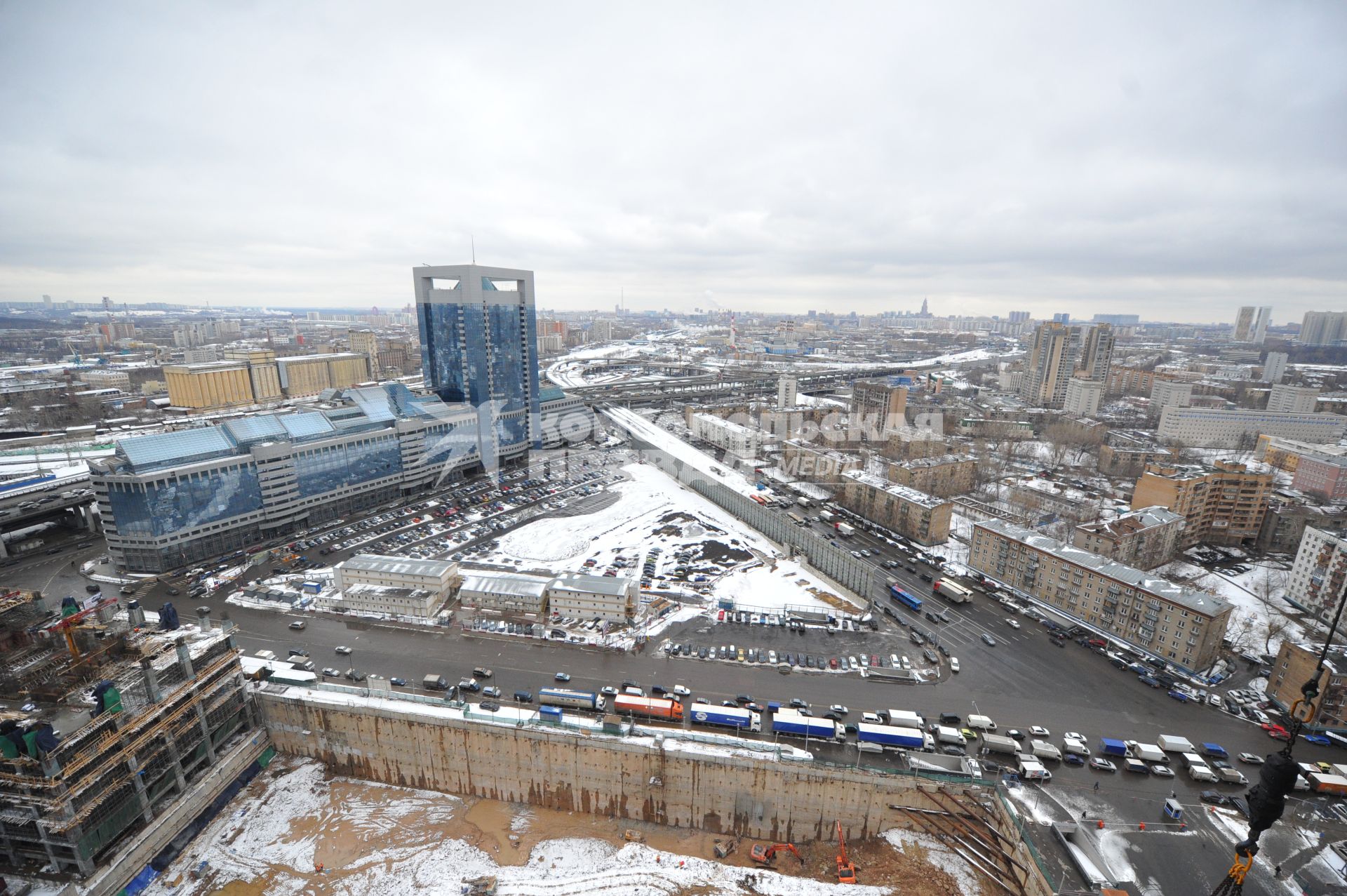 Московский международный деловой центр `Москва-Сити`. Вид сверху на Москву с одной из башен комплекса `Федерация`.